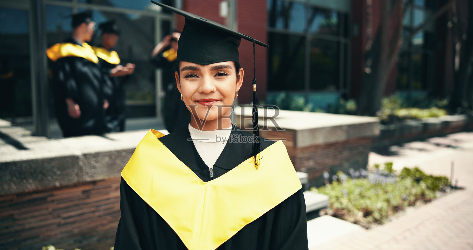 成功，女性的肖像和毕业，微笑和庆祝教育，活动和自信。户外，奖学金和有知识的人，骄傲和仪式的学位帽，快乐和学位。照片摄影图片