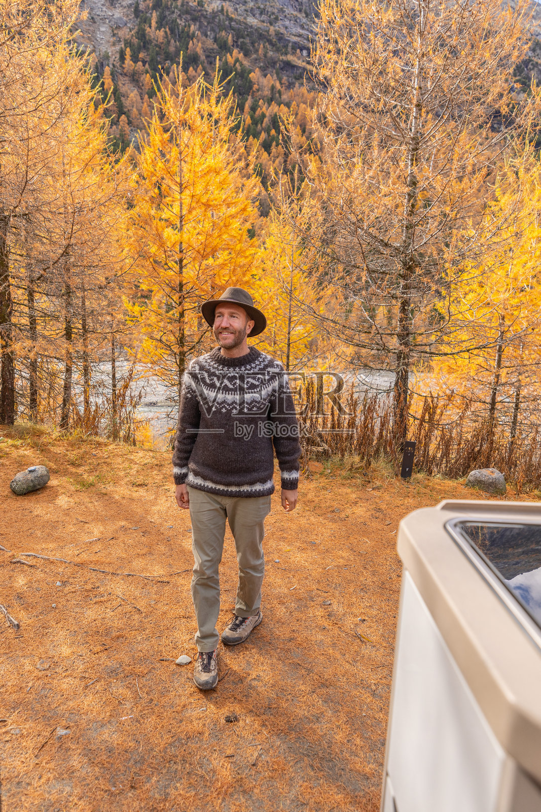 男人在露营车外享受秋天的美景照片摄影图片
