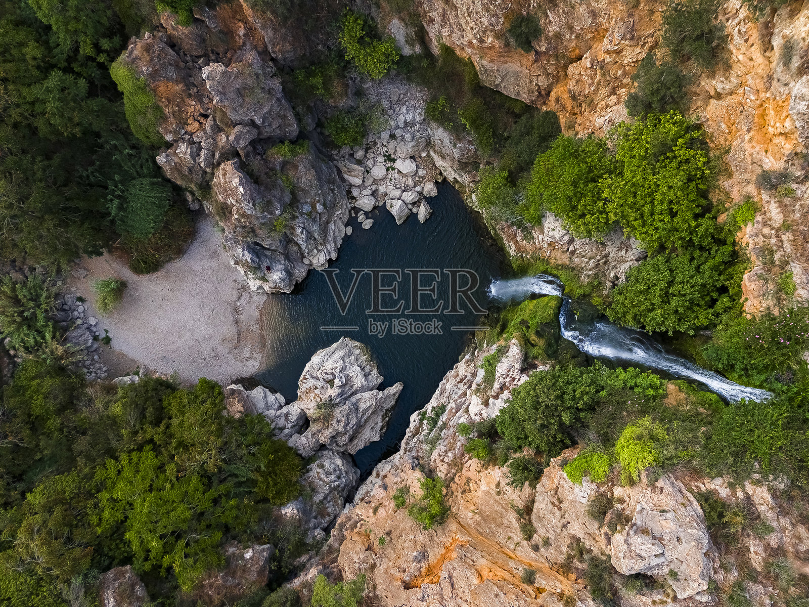 西班牙瓦伦西亚切利亚的切利亚瀑布鸟瞰图照片摄影图片