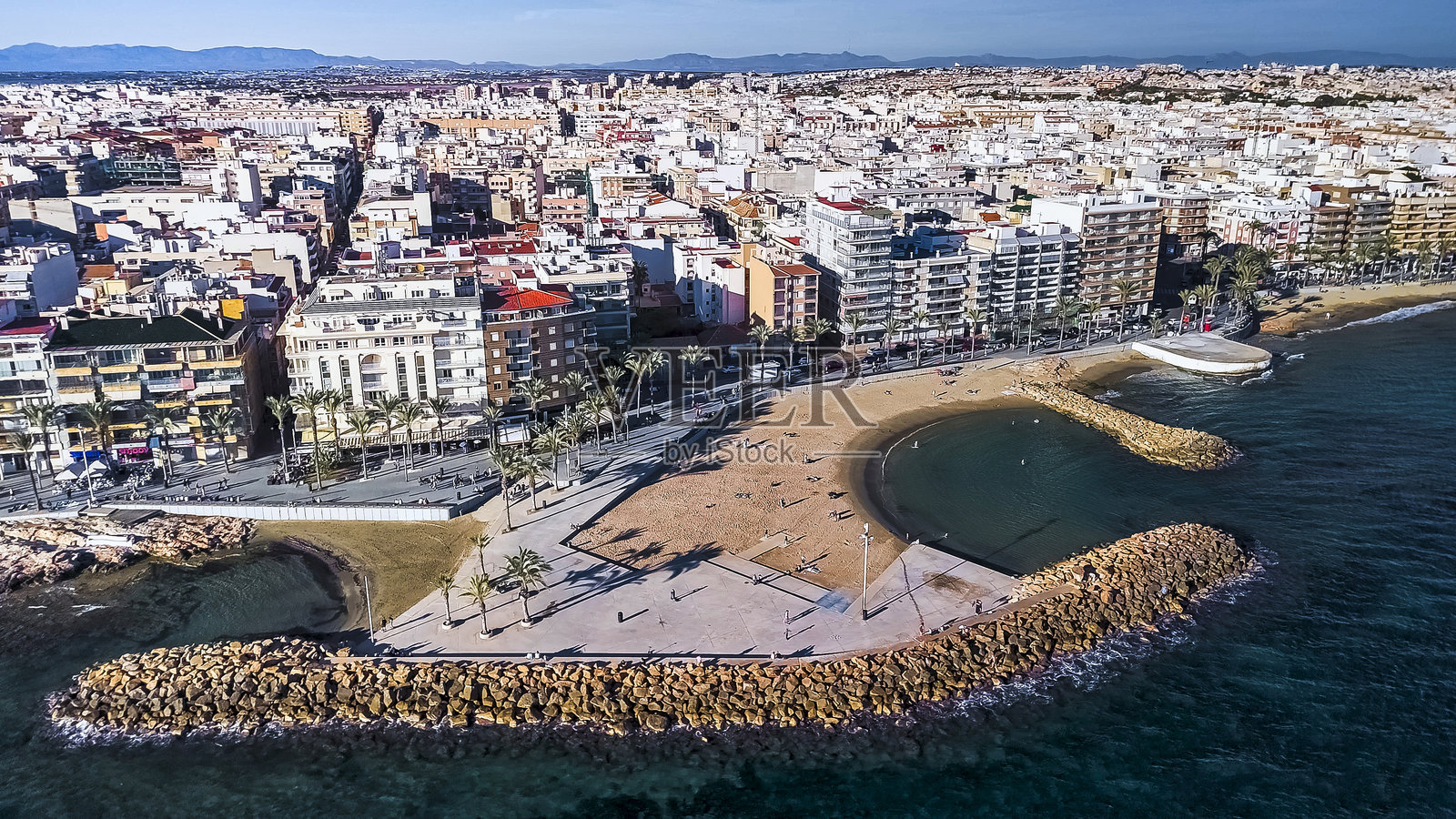 西班牙阿利坎特省托雷维耶哈海岸的鸟瞰图照片摄影图片