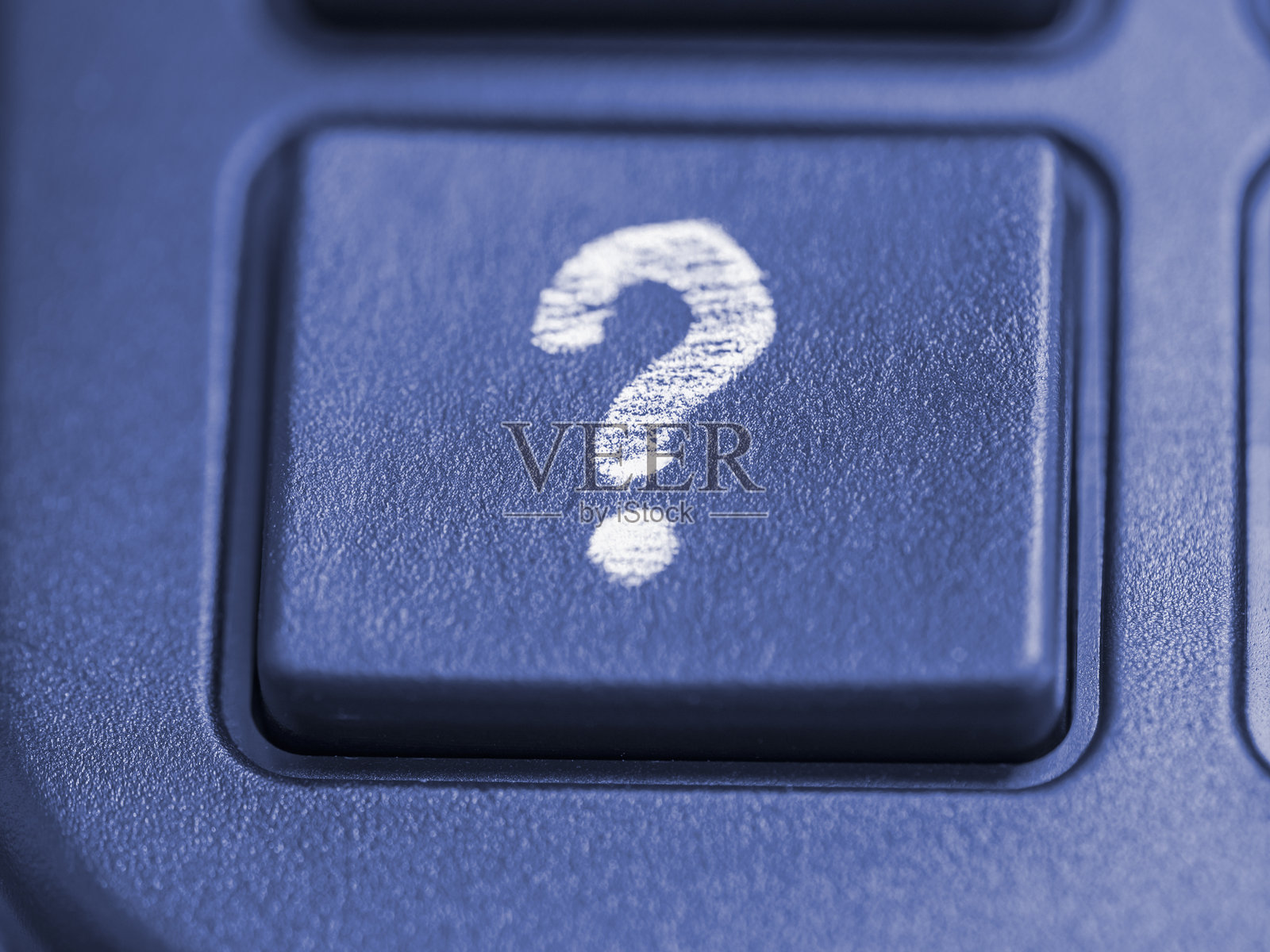 钥匙上的粉笔书写的问号特写照片摄影图片