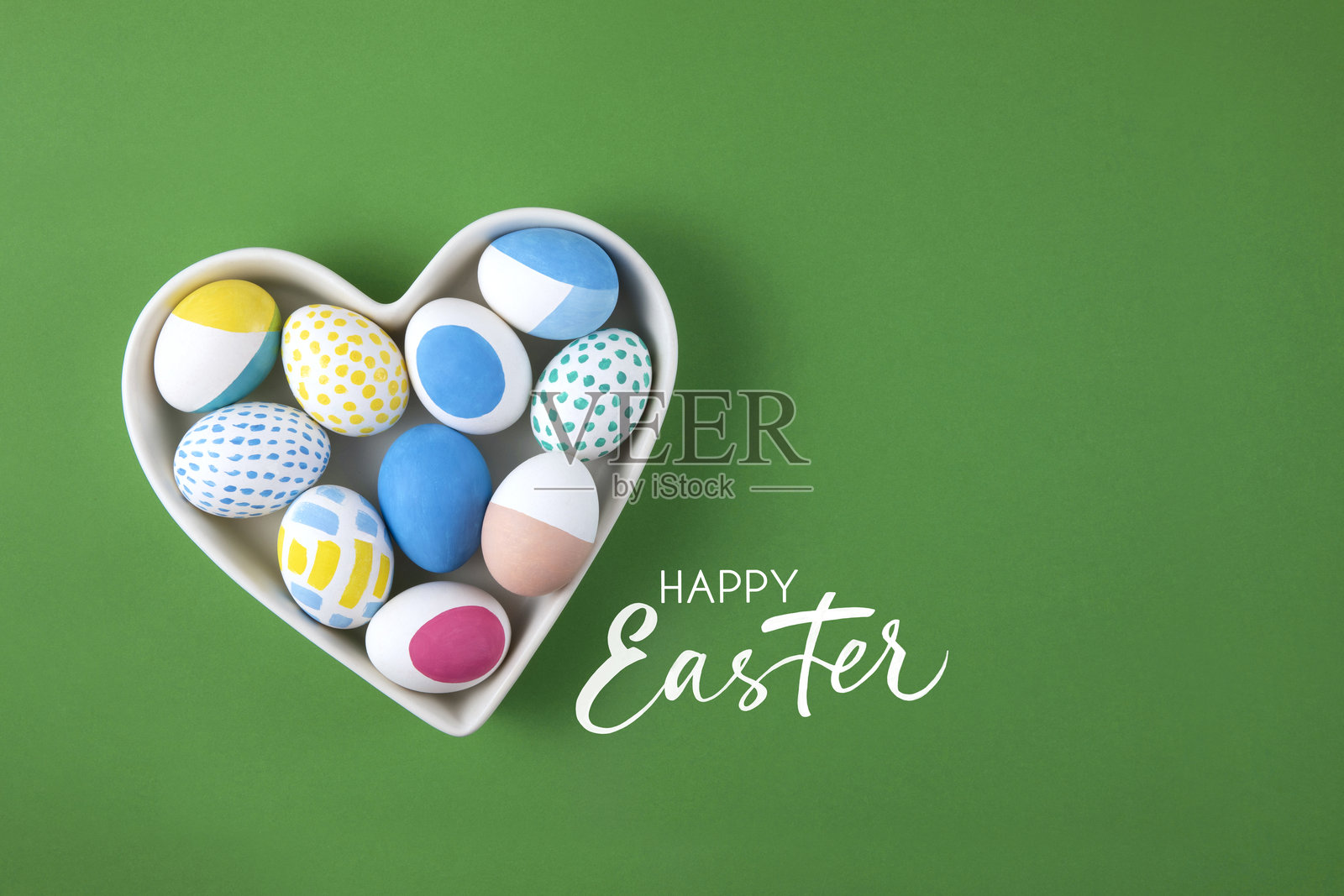 心形碗中的复活节彩蛋照片摄影图片