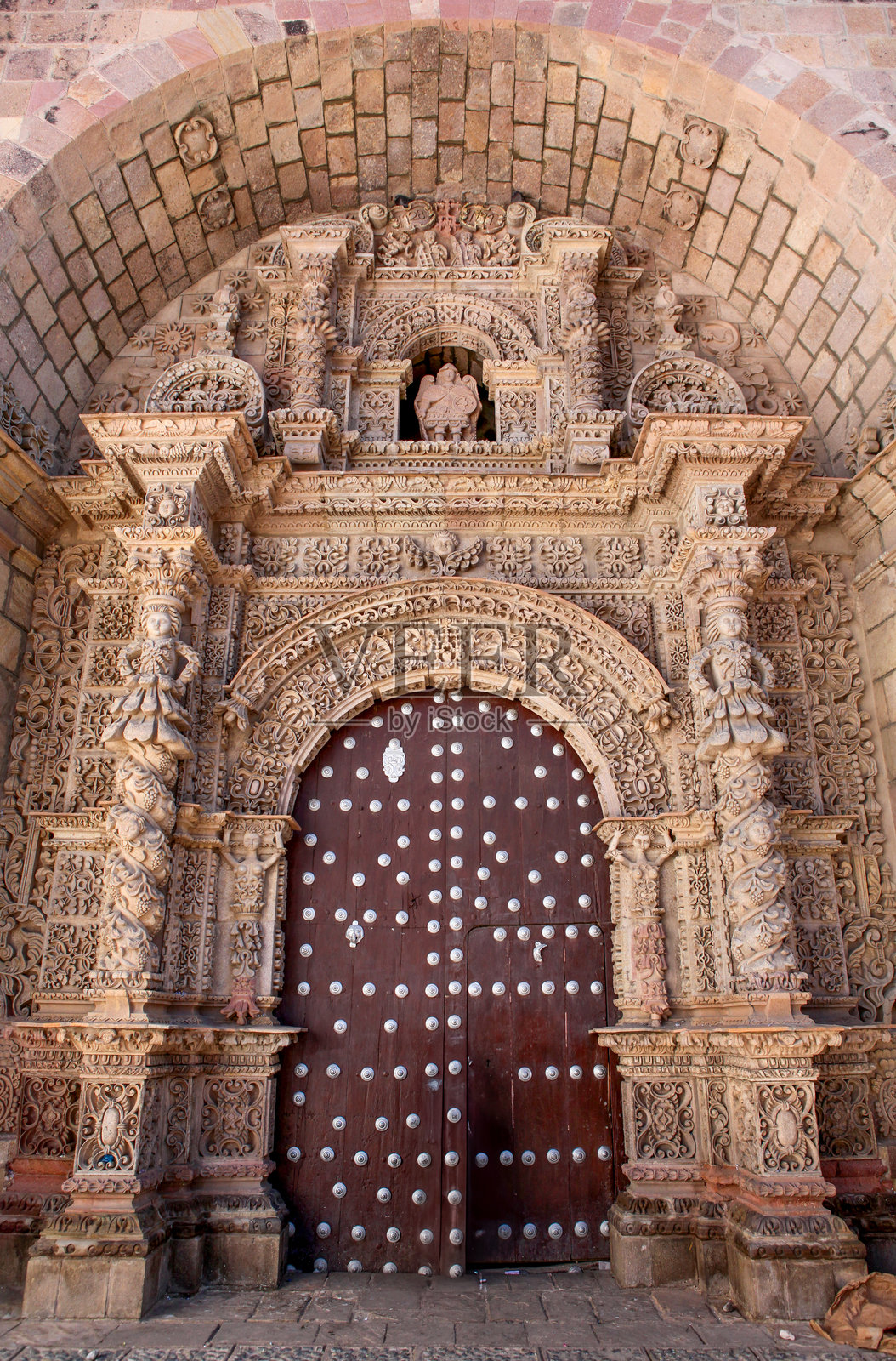 玻利维亚波托西的圣洛伦佐德卡兰加斯教堂主入口。照片摄影图片