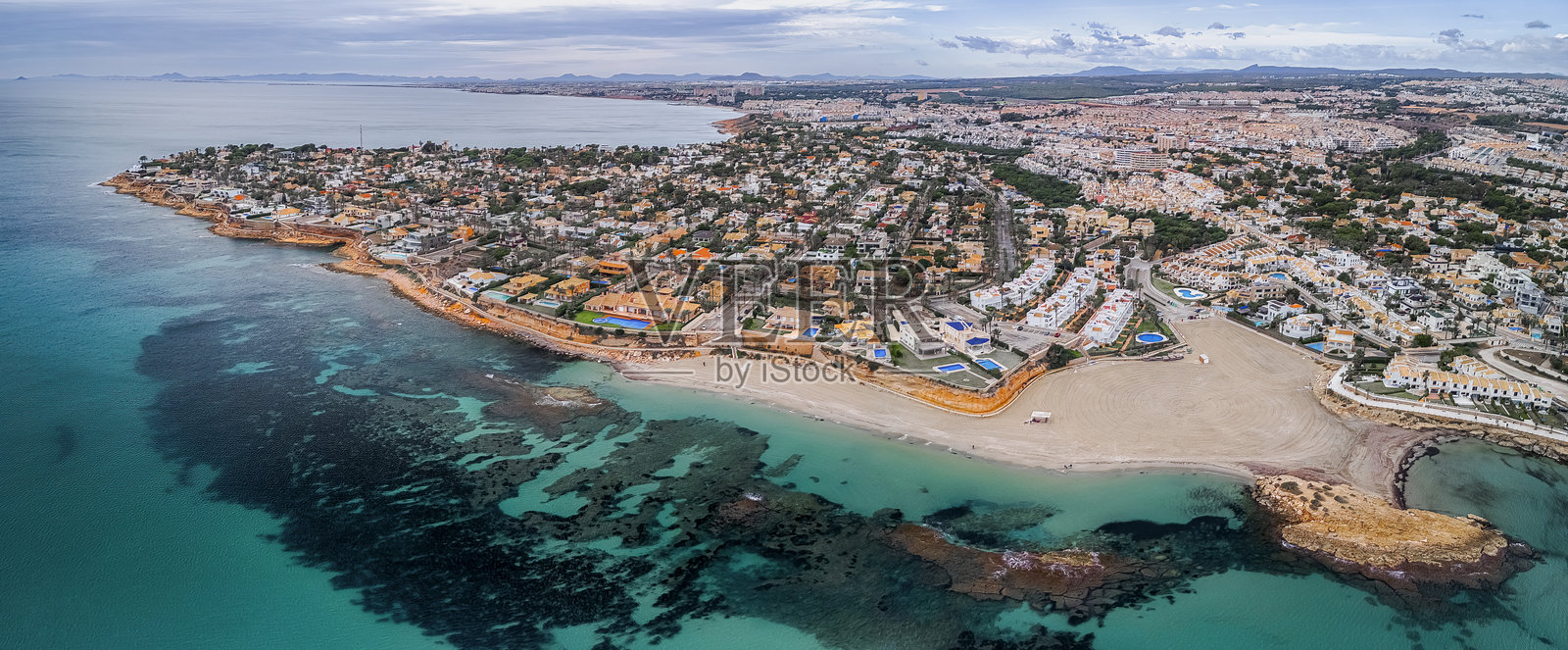 西班牙阿利坎特省奥里韦拉海岸的海滩和海湾的鸟瞰图照片摄影图片
