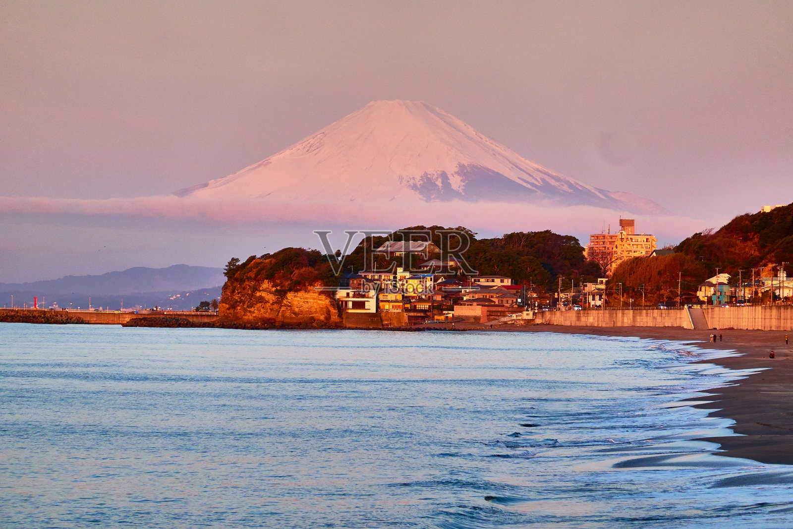 日出时分，海滩与阴郁天空的美丽景色照片摄影图片