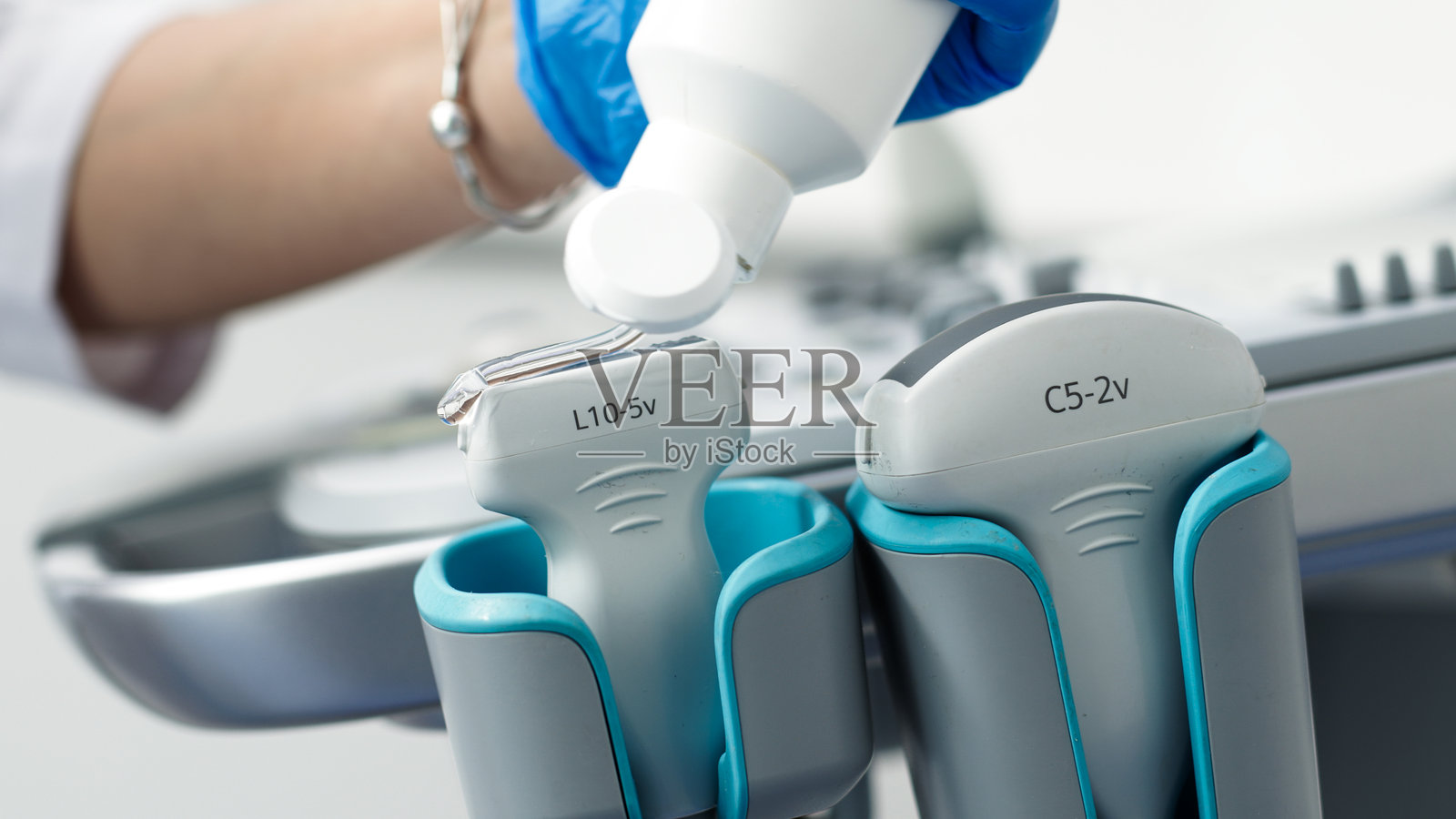 医生的手在诊断前准备超声探头的特写镜头。照片摄影图片