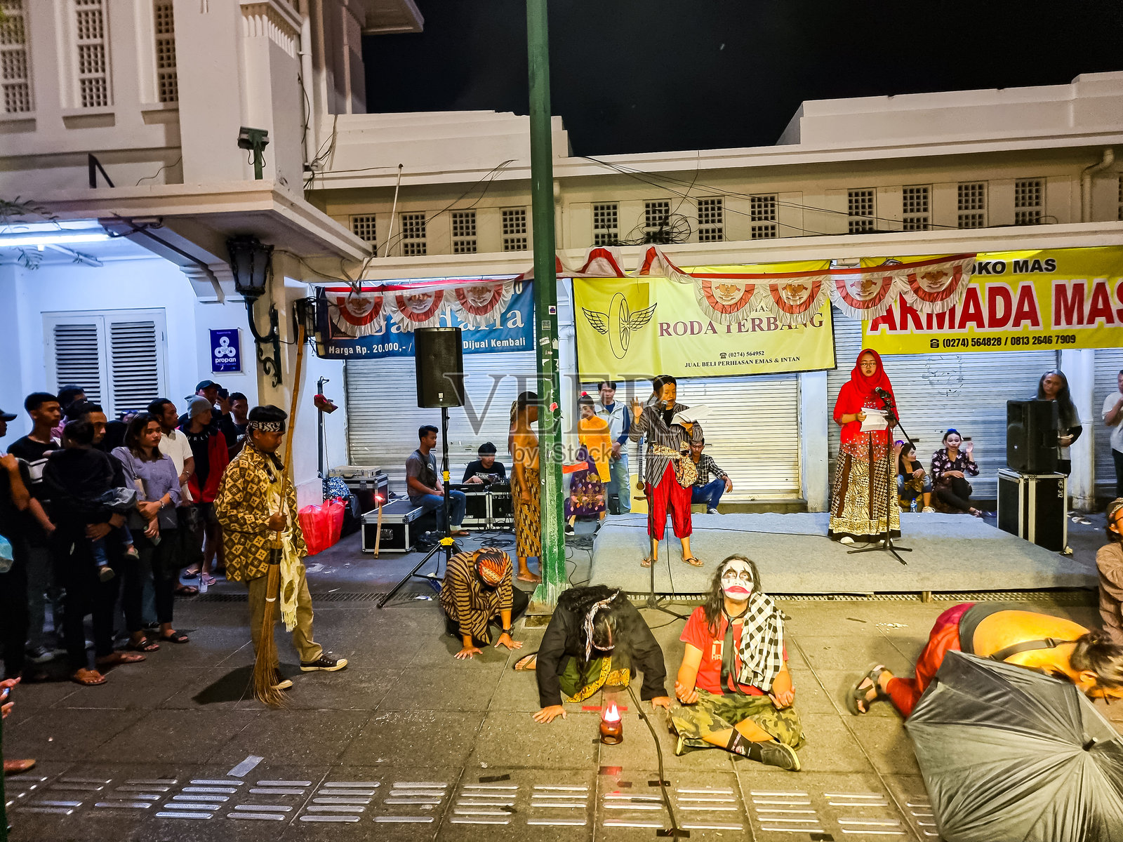 充满活力的文化表演：日惹马里奥博罗的传统戏剧照片摄影图片