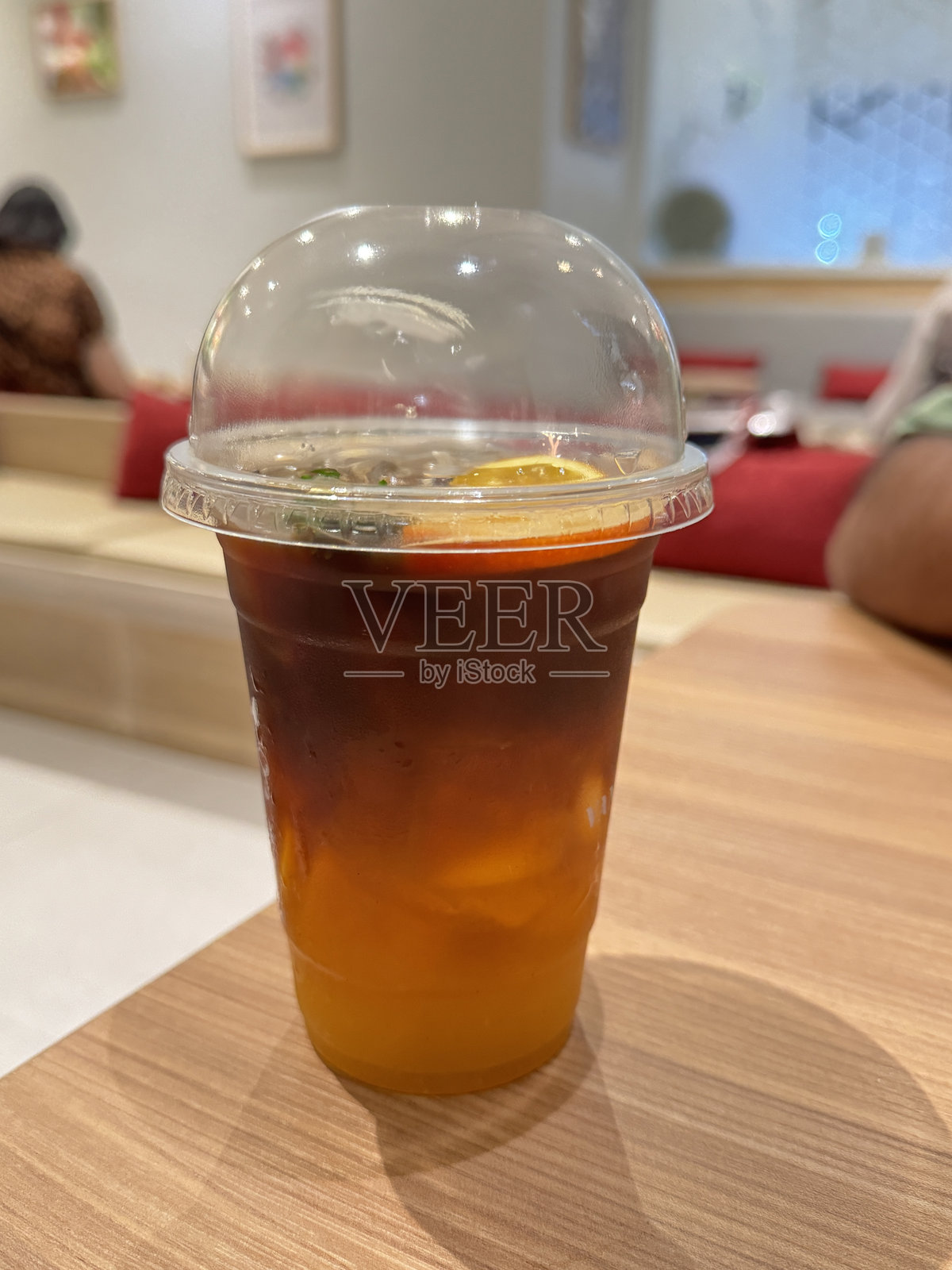 清晰塑料杯中的清爽黑咖啡与柑橘风味的橙汁 / 大胆、提神的咖啡饮品，带有活力四射的咖啡因刺激照片摄影图片