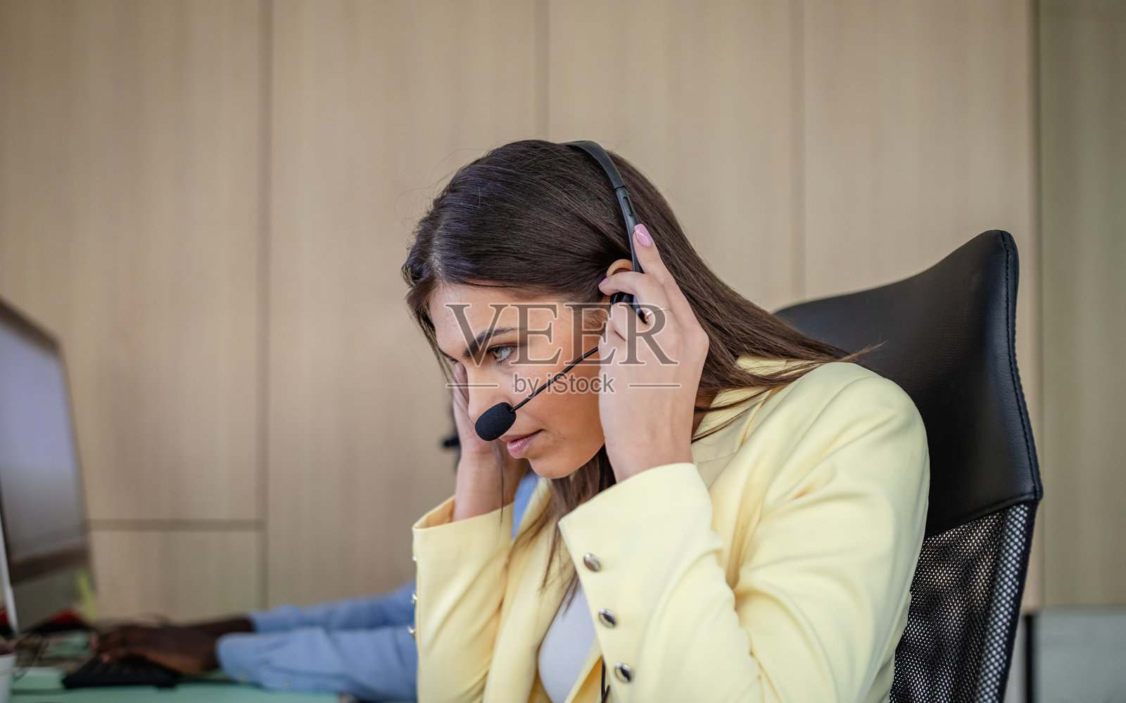 年轻女性在繁忙的呼叫中心环境中提供房地产咨询的客户支持照片摄影图片