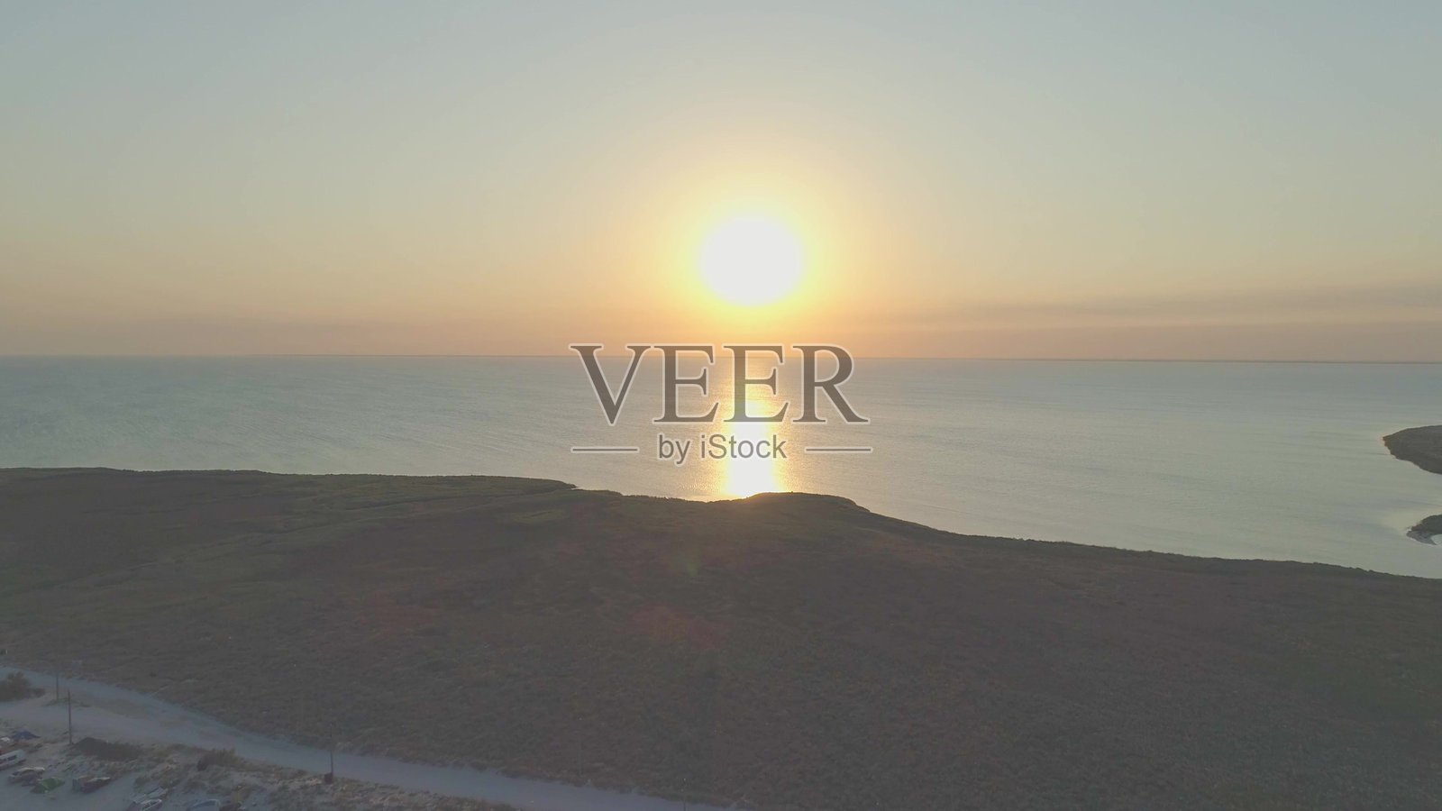 海上日出景观，海滨和海岸线，明亮的阳光射线照片摄影图片