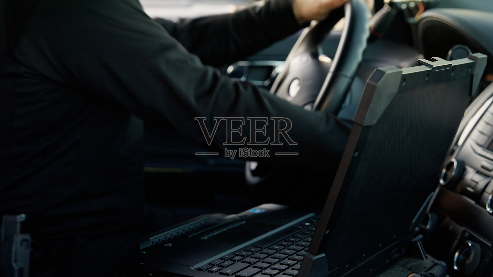 警察驾驶巡逻车照片摄影图片