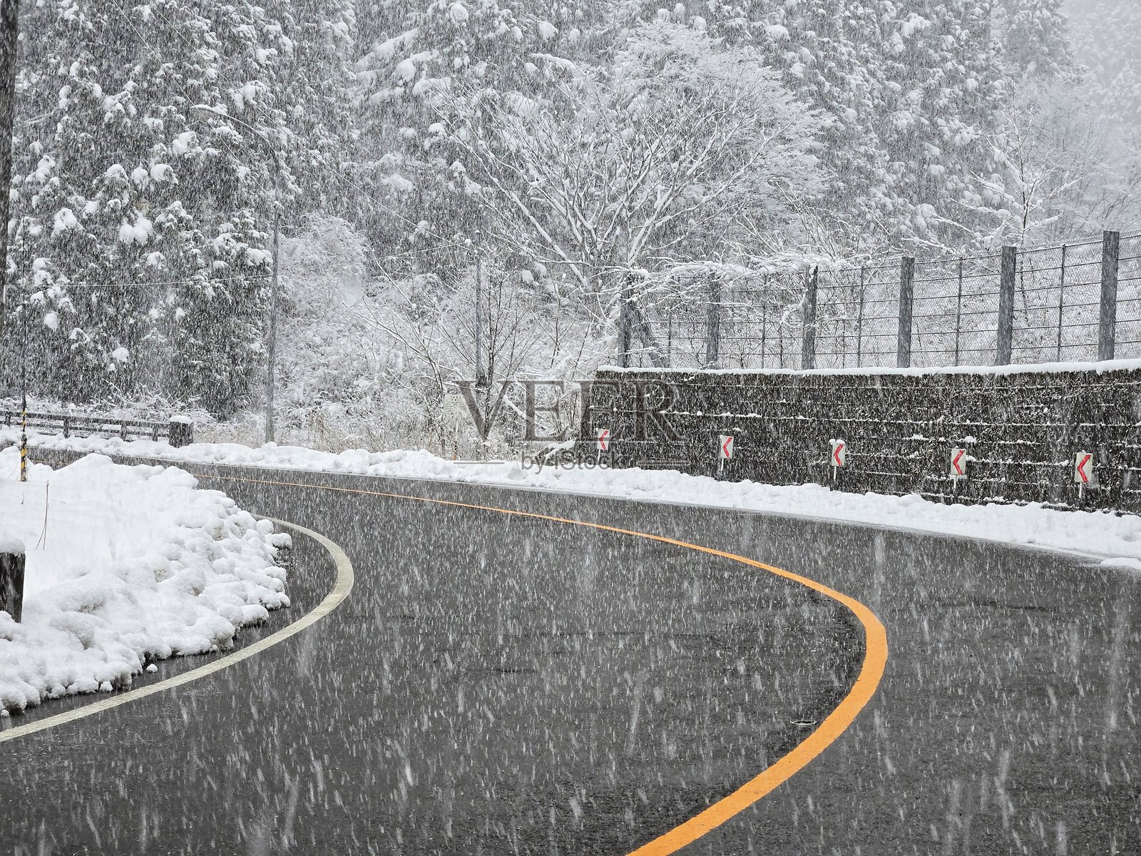 日本的雪山公路照片摄影图片