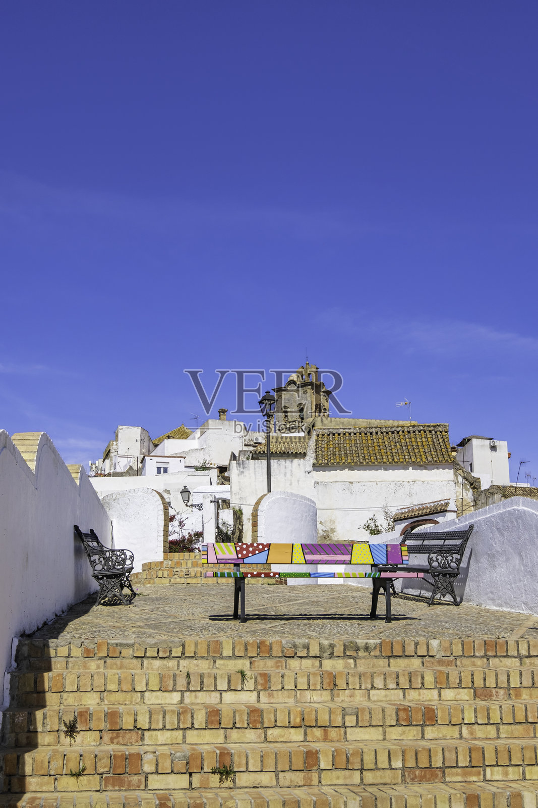 阿尔科斯·德·拉·弗龙特拉的阿巴德斯观景台，坐落在悬崖上的安达卢西亚小镇（西班牙）照片摄影图片