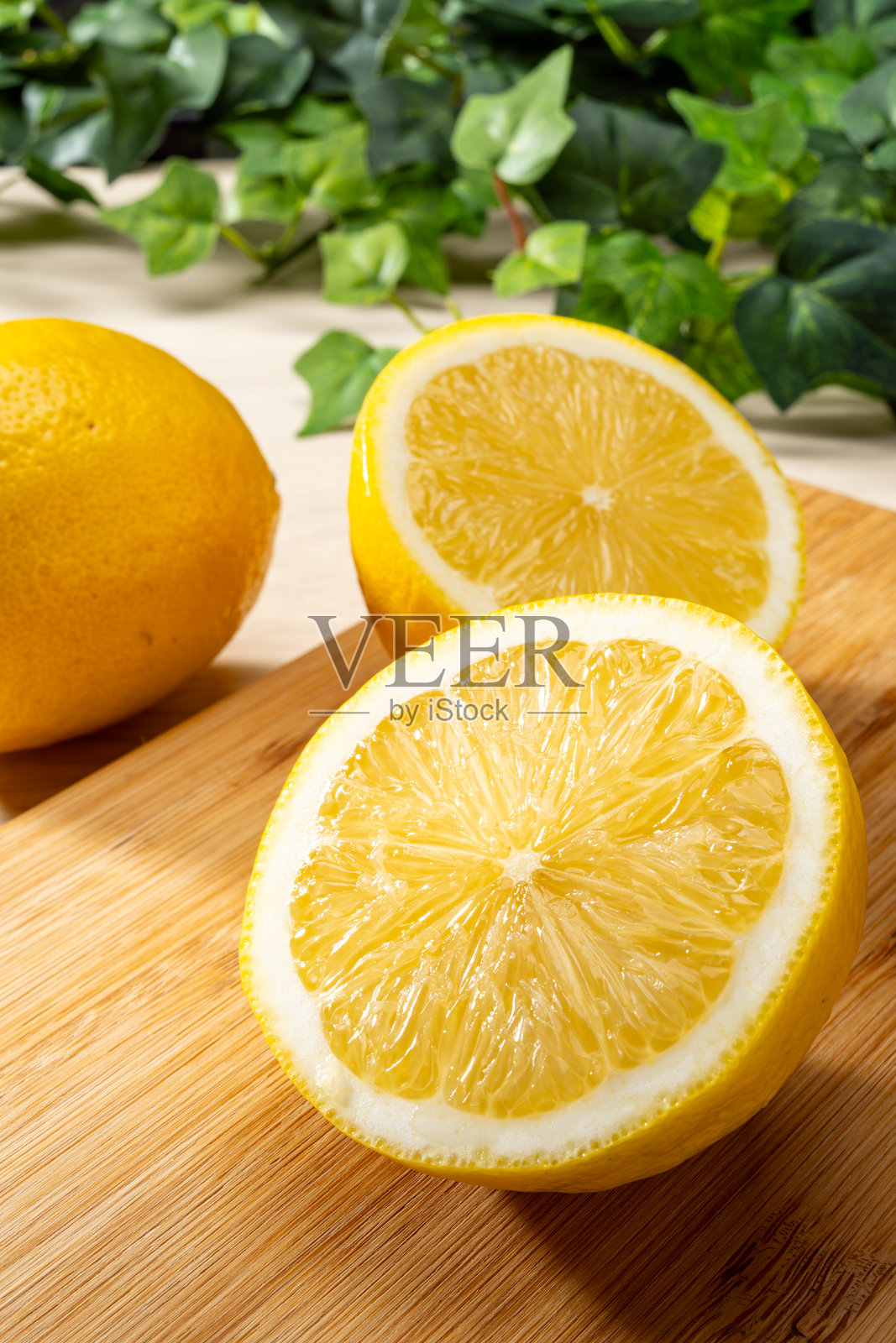 新鲜的柠檬水果放在木桌上照片摄影图片