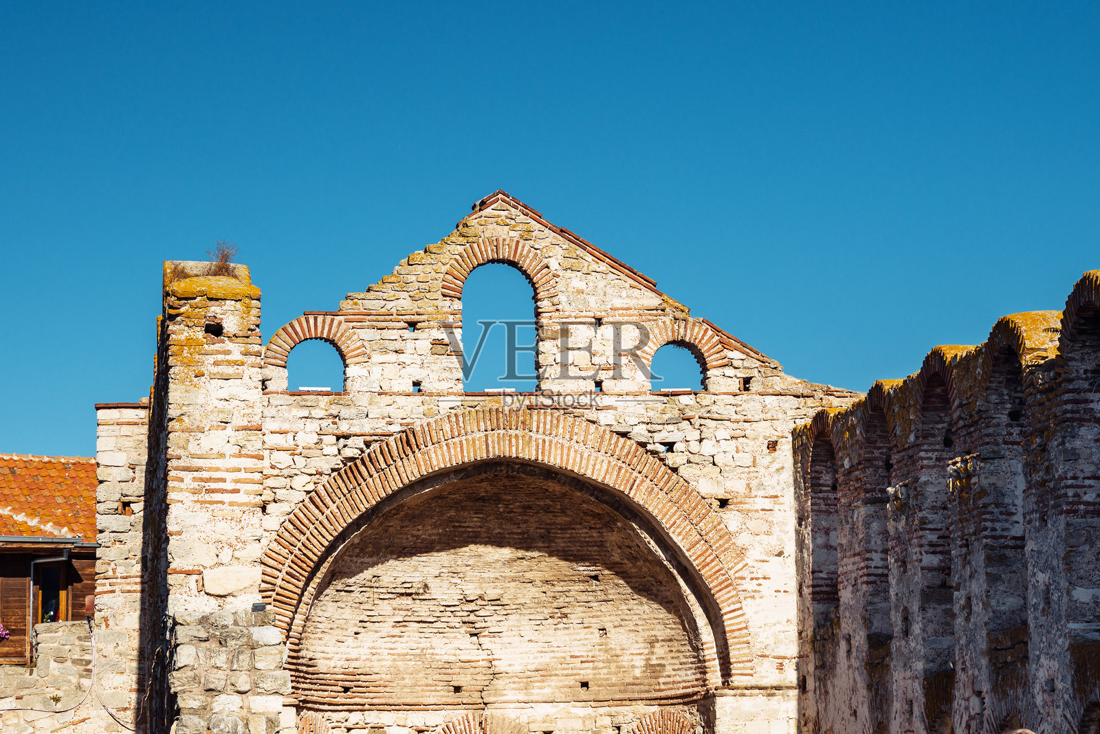 保加利亚古城内塞巴尔的历史拜占庭建筑在晴朗的天空下矗立。照片摄影图片