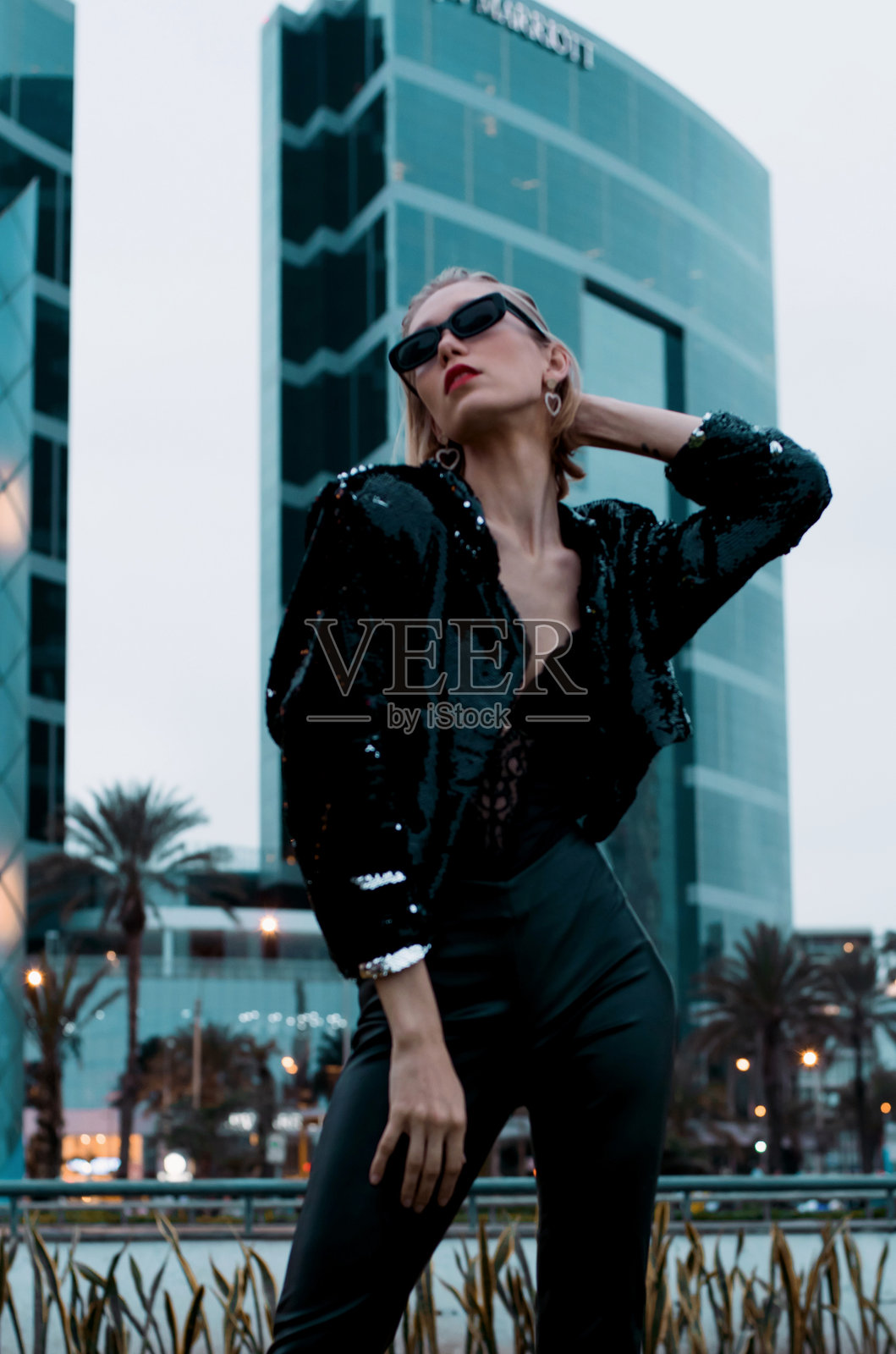 年轻男子在城市中使用手机的肖像照片摄影图片