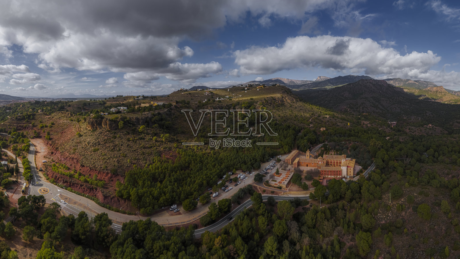 西班牙穆尔西亚地区托塔纳的圣尤拉利亚隐修院鸟瞰图照片摄影图片