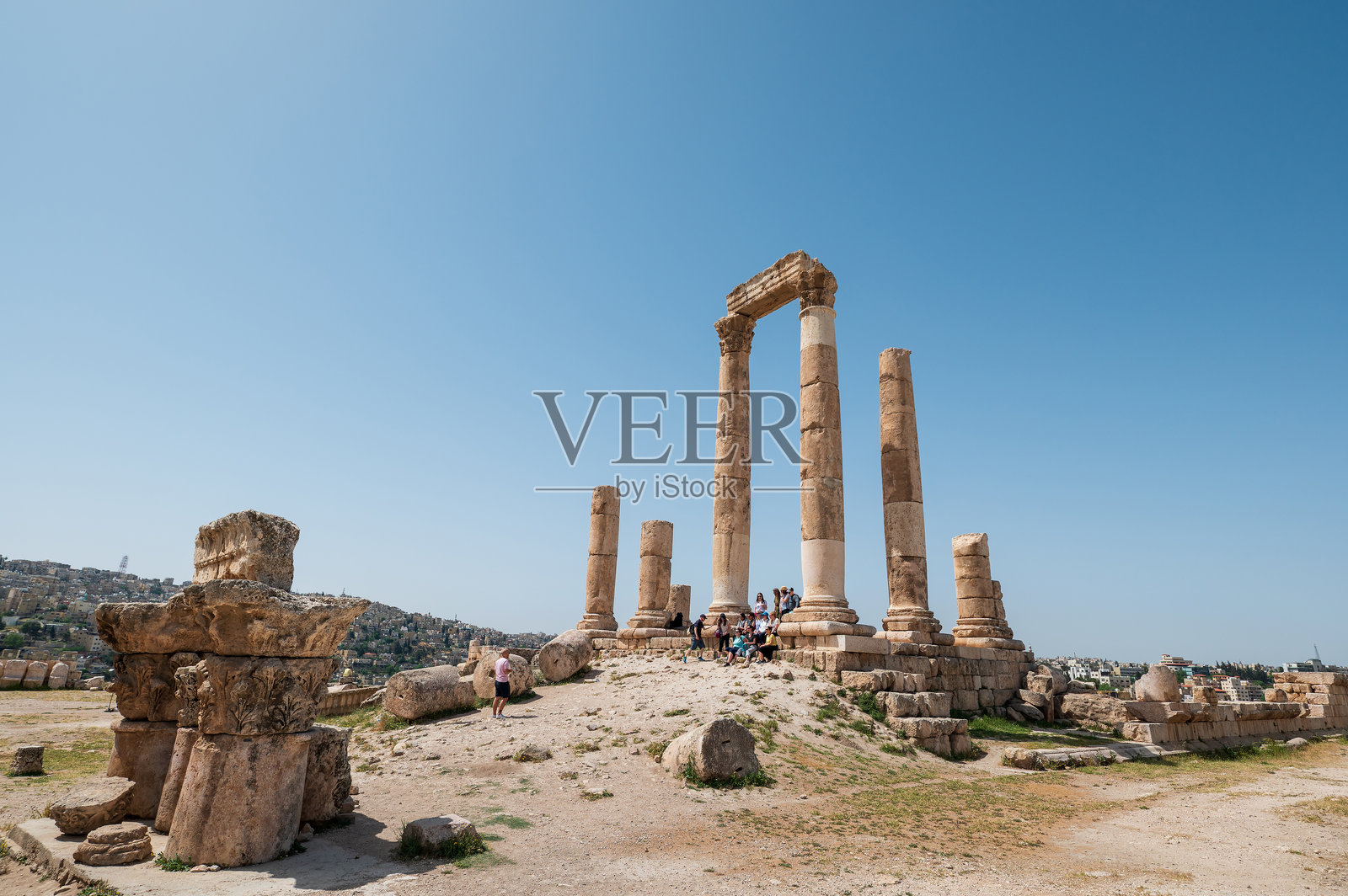 约旦首都安曼城堡考古遗址的历史罗马柱遗迹，周围环绕着迷人的自然风光。照片摄影图片