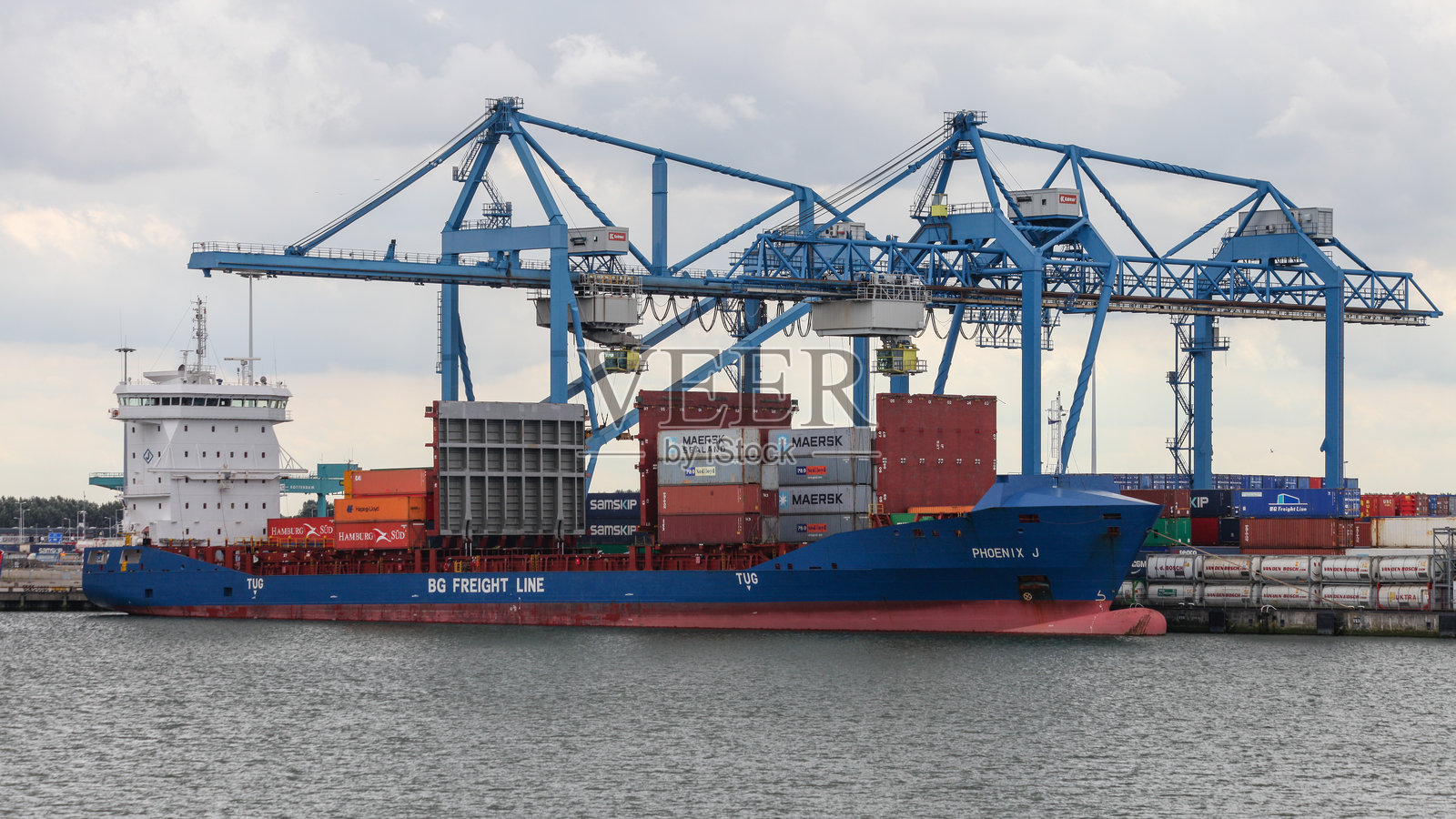 荷兰鹿特丹港的集装箱码头上的货运集装箱船照片摄影图片