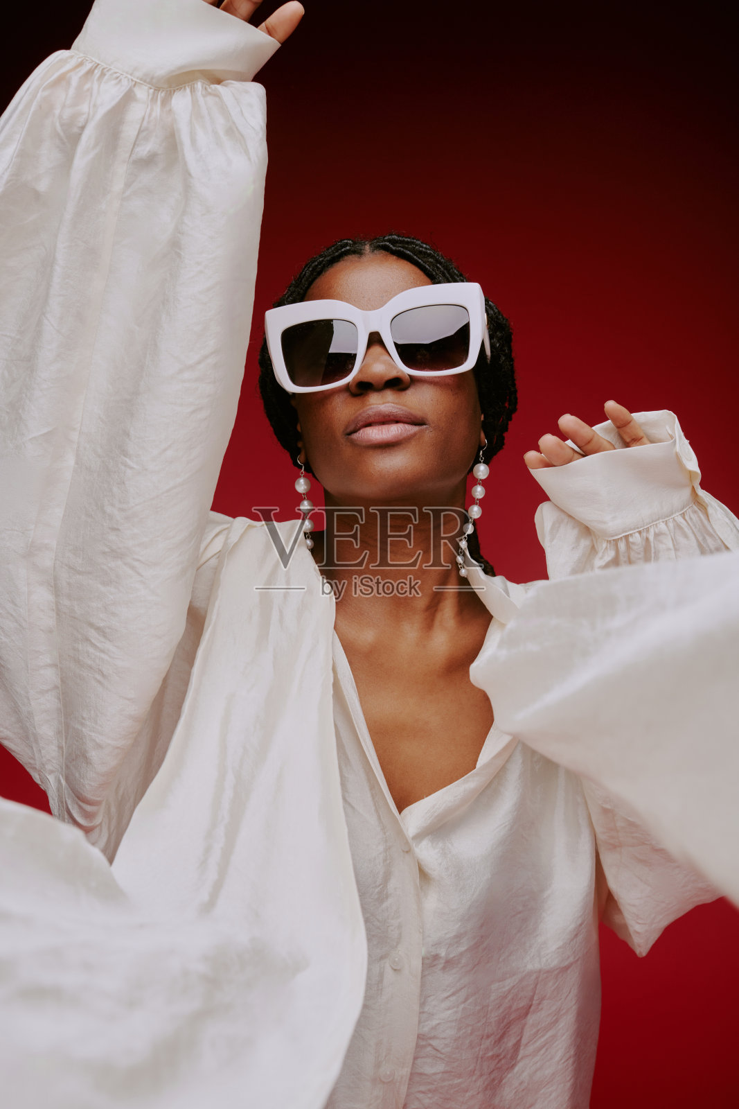 佩戴时尚太阳镜和飘逸白色衬衫照片摄影图片