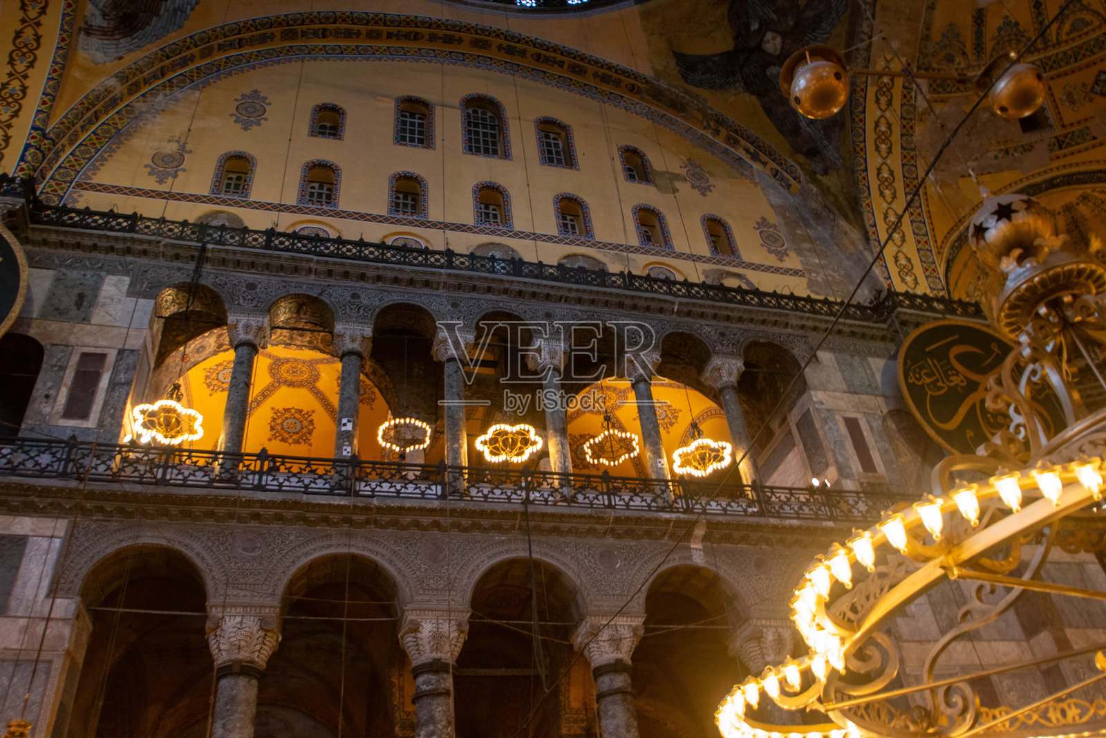 伊斯坦布尔的圣索非亚大教堂内部，壮观的圆顶和壁画照片摄影图片