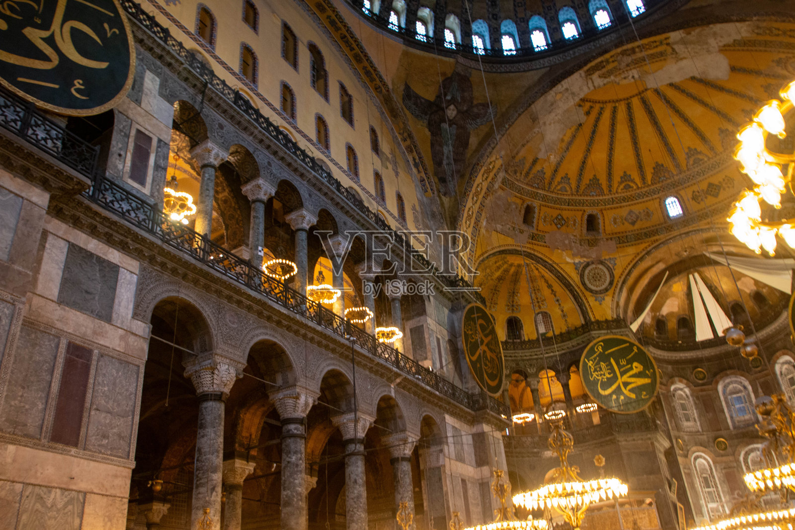 伊斯坦布尔的圣索非亚大教堂内部，壮观的圆顶和壁画照片摄影图片