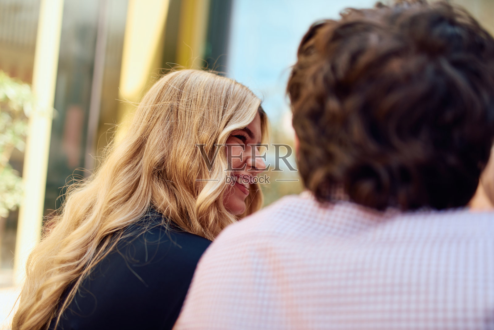 年轻商务专业人士在咖啡馆休息时审查项目照片摄影图片