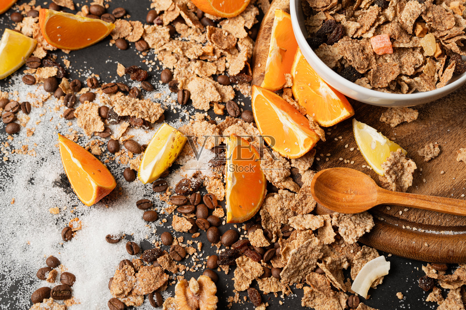 水果早餐混合燕麦粥，配有橙子和柠檬片，餐单背景照片摄影图片