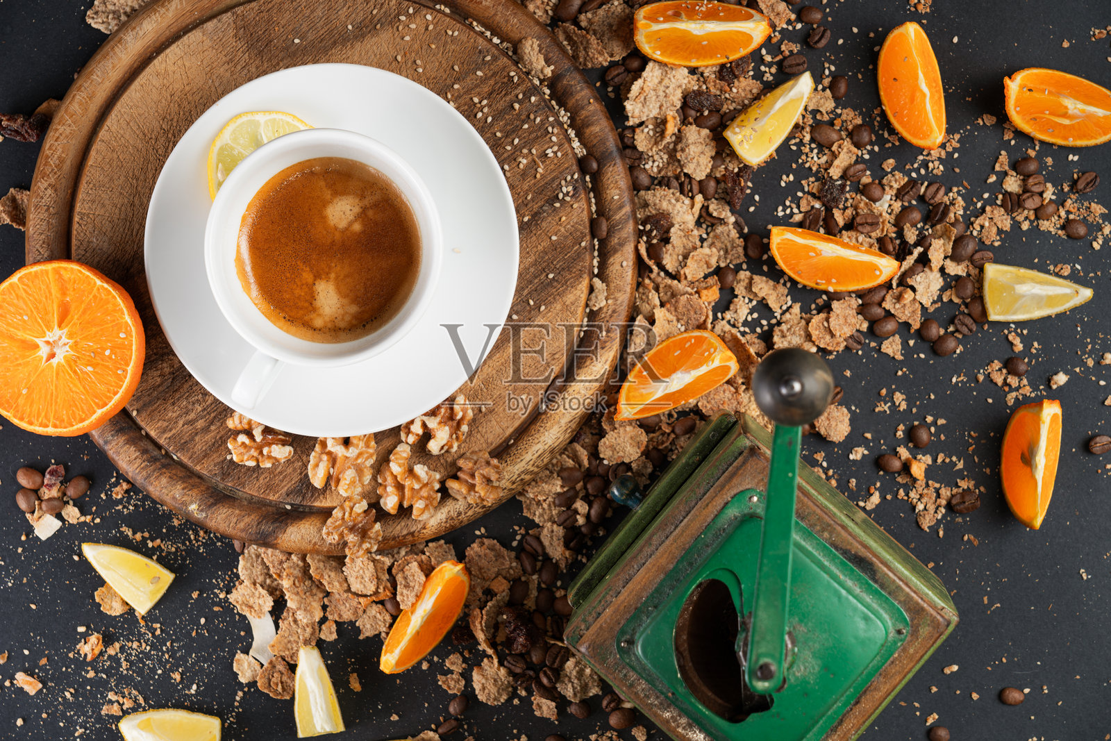 咖啡研磨机、橙色水果、麦片、谷物、食物的俯视图，桌面上摆放。照片摄影图片