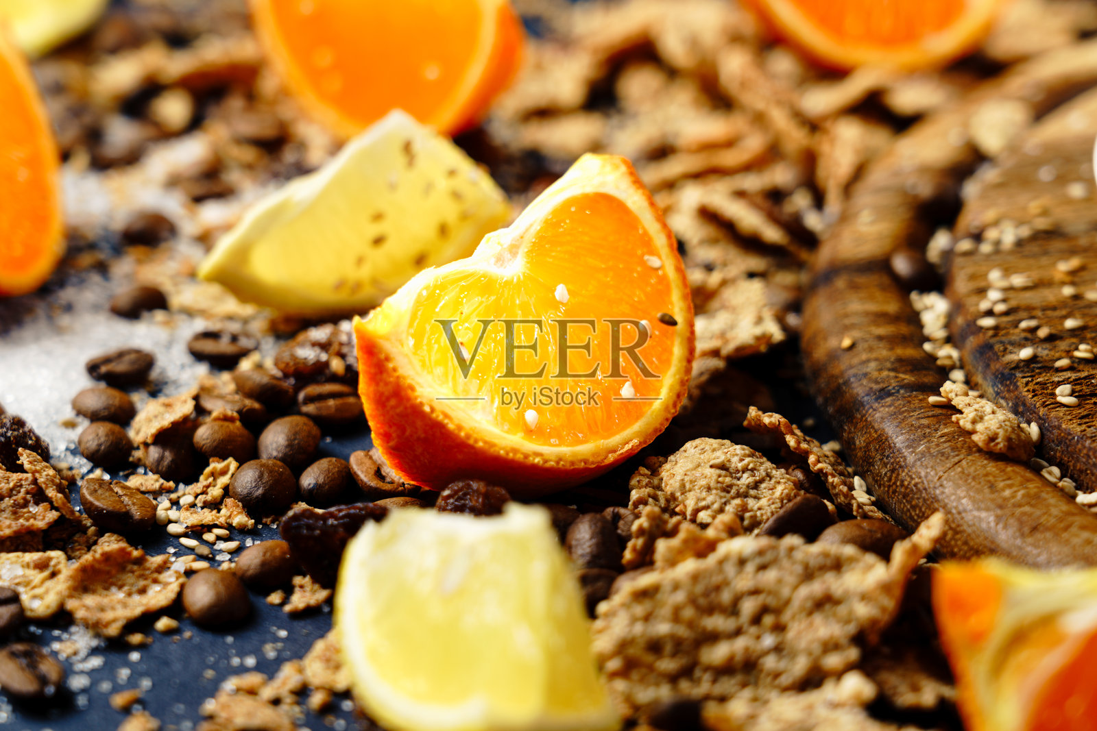 橙子片、燕麦、格兰诺拉麦片、咖啡，凌乱的早餐桌特写，自然木质背景照片摄影图片