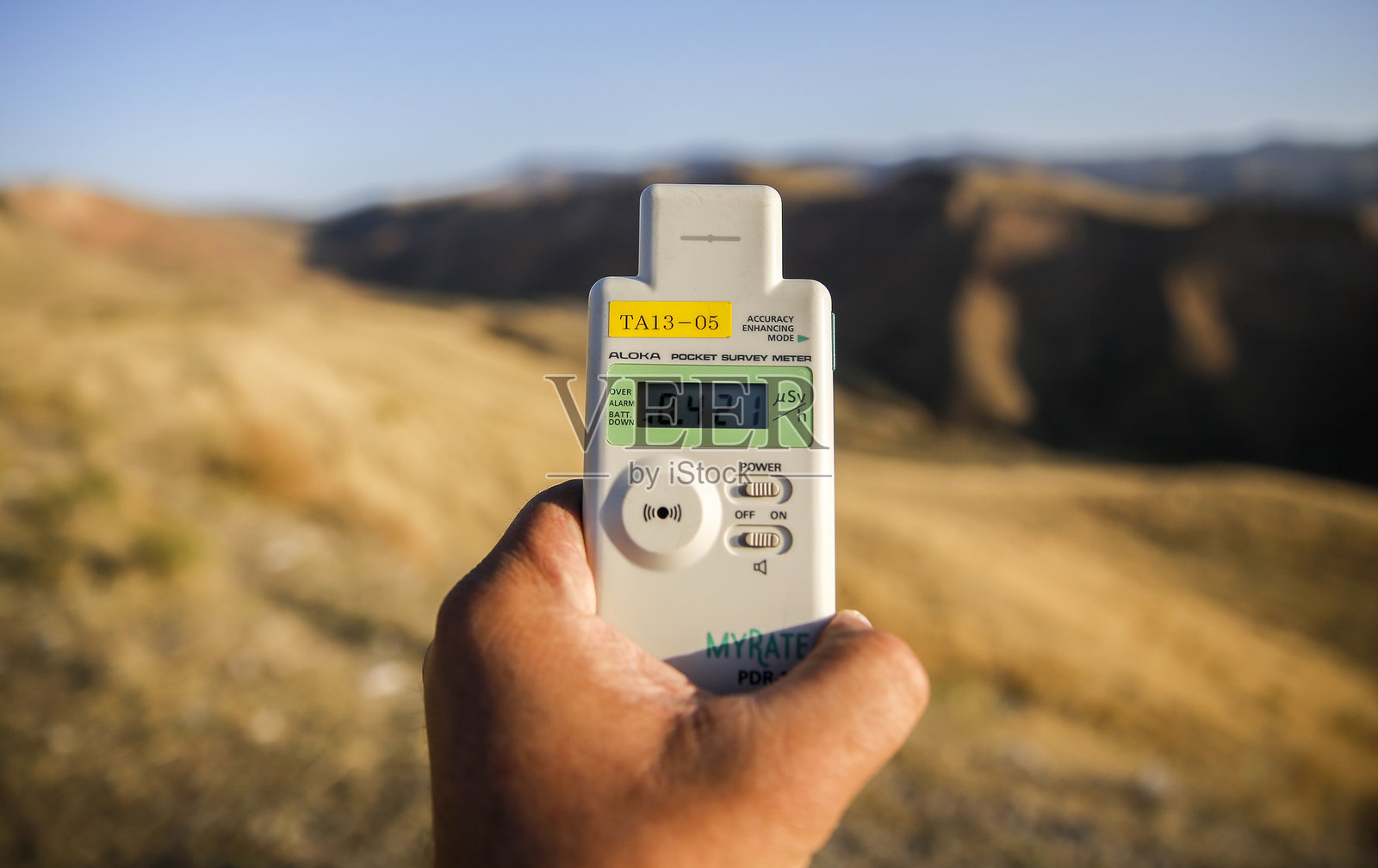 吉尔吉斯斯坦Mailuu-Suu村附近的尾矿堆放场旁的辐射标志。照片摄影图片