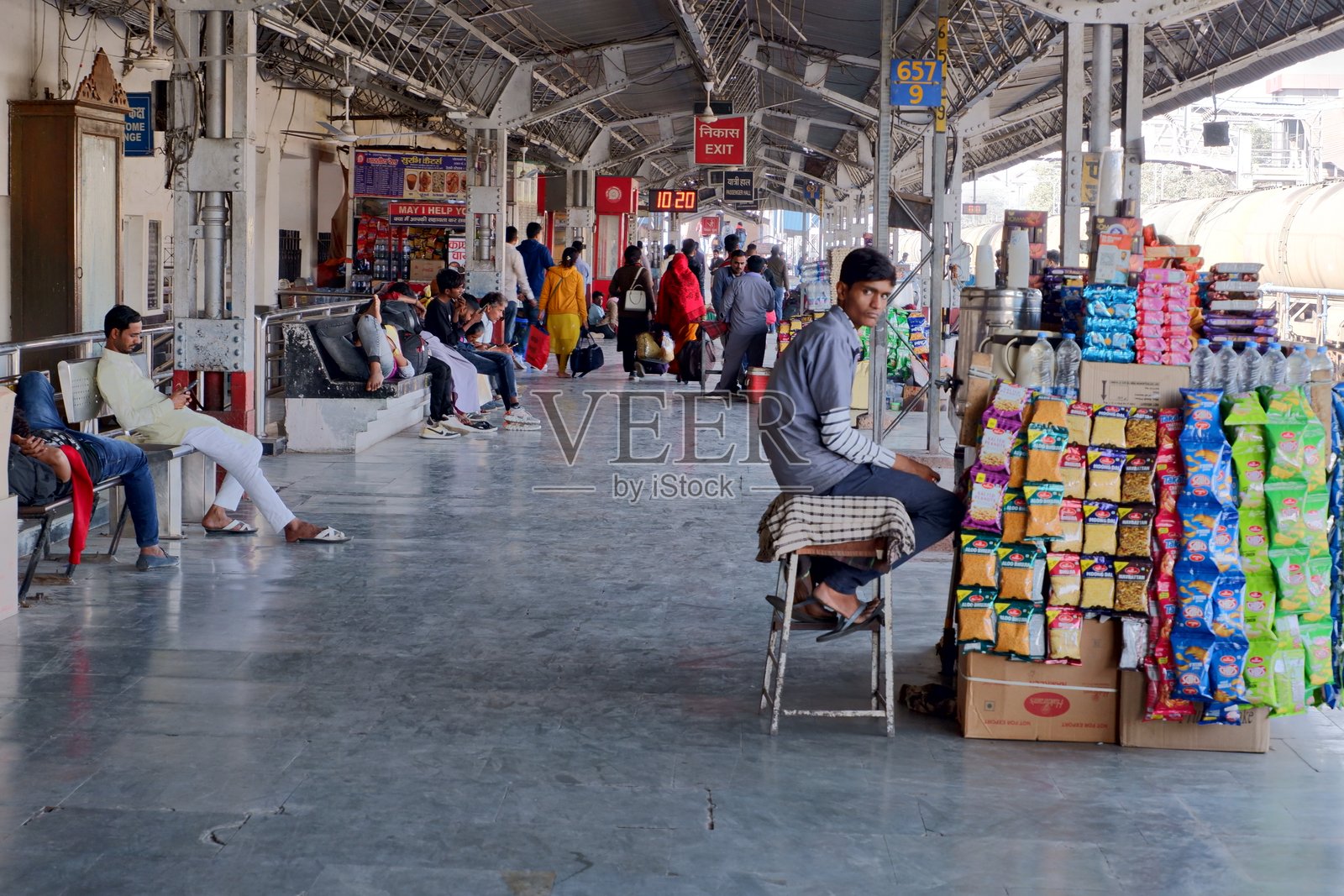 火车站商店和休息的乘客照片摄影图片