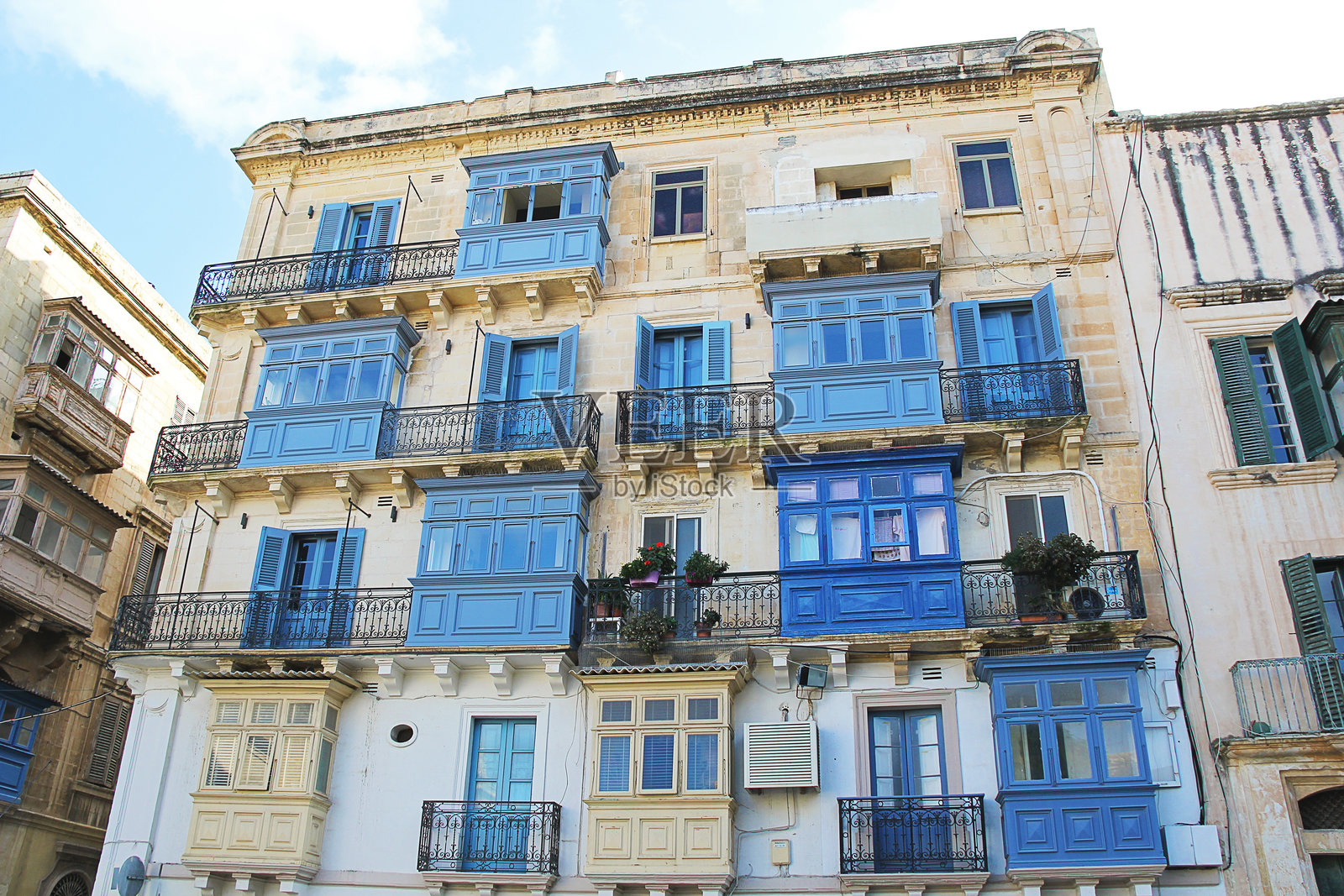 马耳他瓦莱塔老城区街道细节，拥有独特的房屋和蓝色阳台照片摄影图片