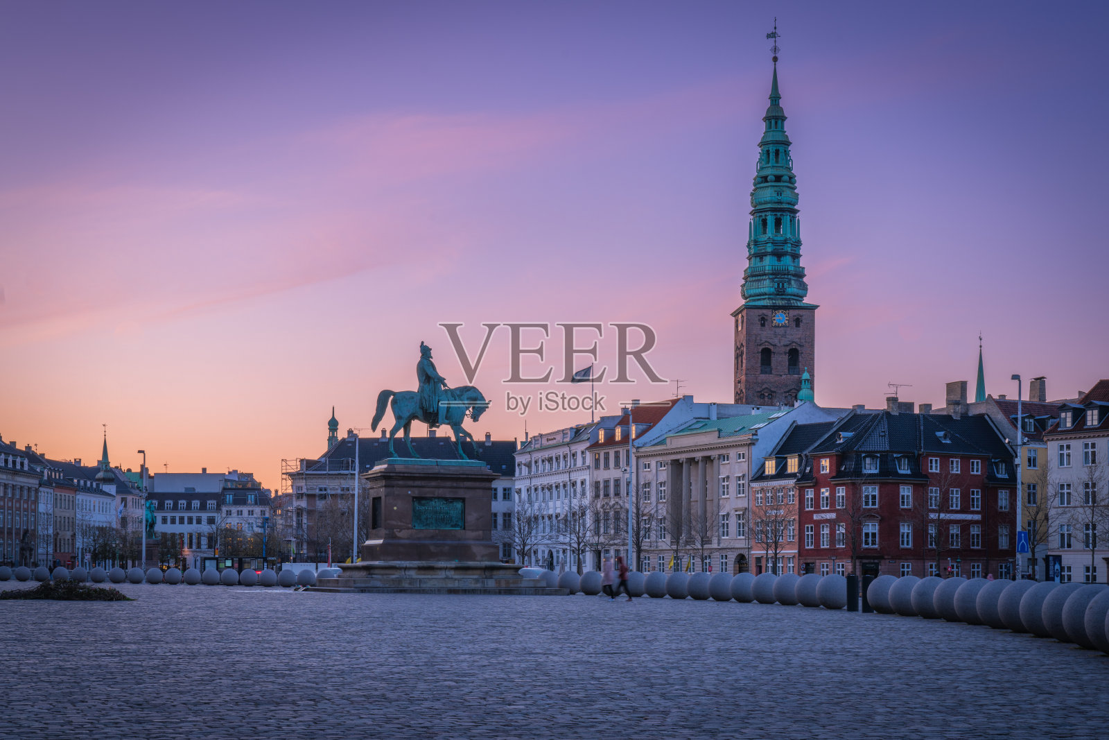 斯洛特霍尔门，哥本哈根  历史悠久的岛屿，拥有克里斯蒂安堡宫和克里斯蒂安九世国王的骑马雕像照片摄影图片