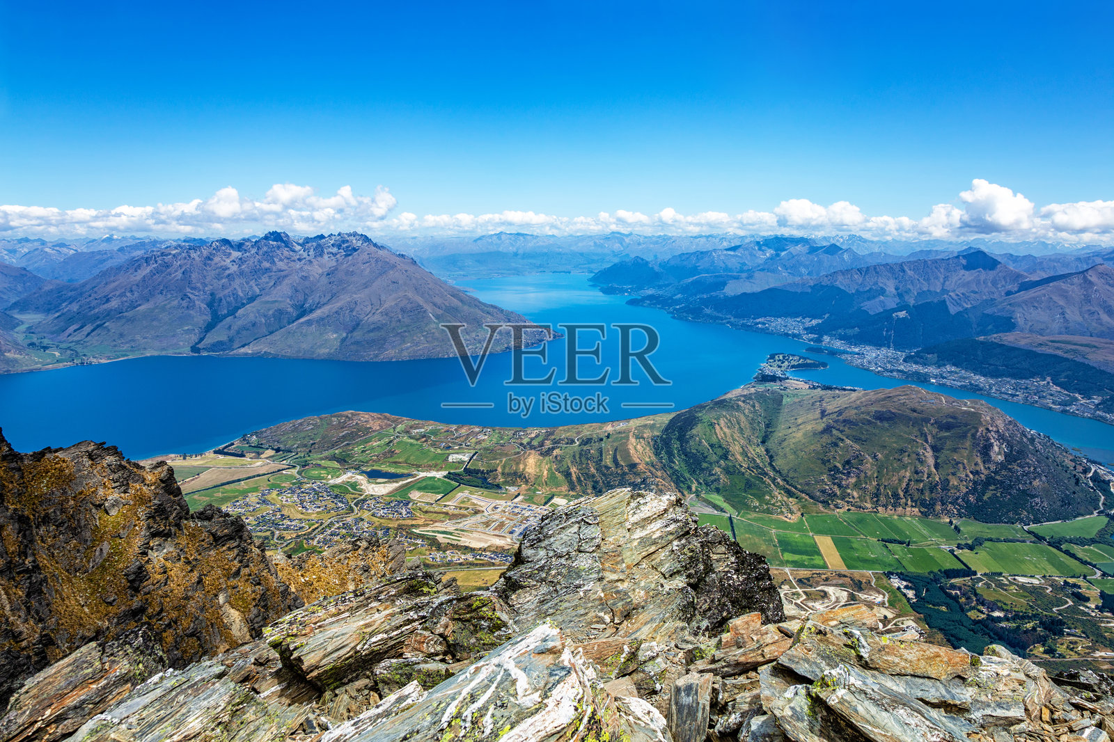 新西兰南岛奥塔哥的皇后镇和瓦卡蒂普湖。照片摄影图片