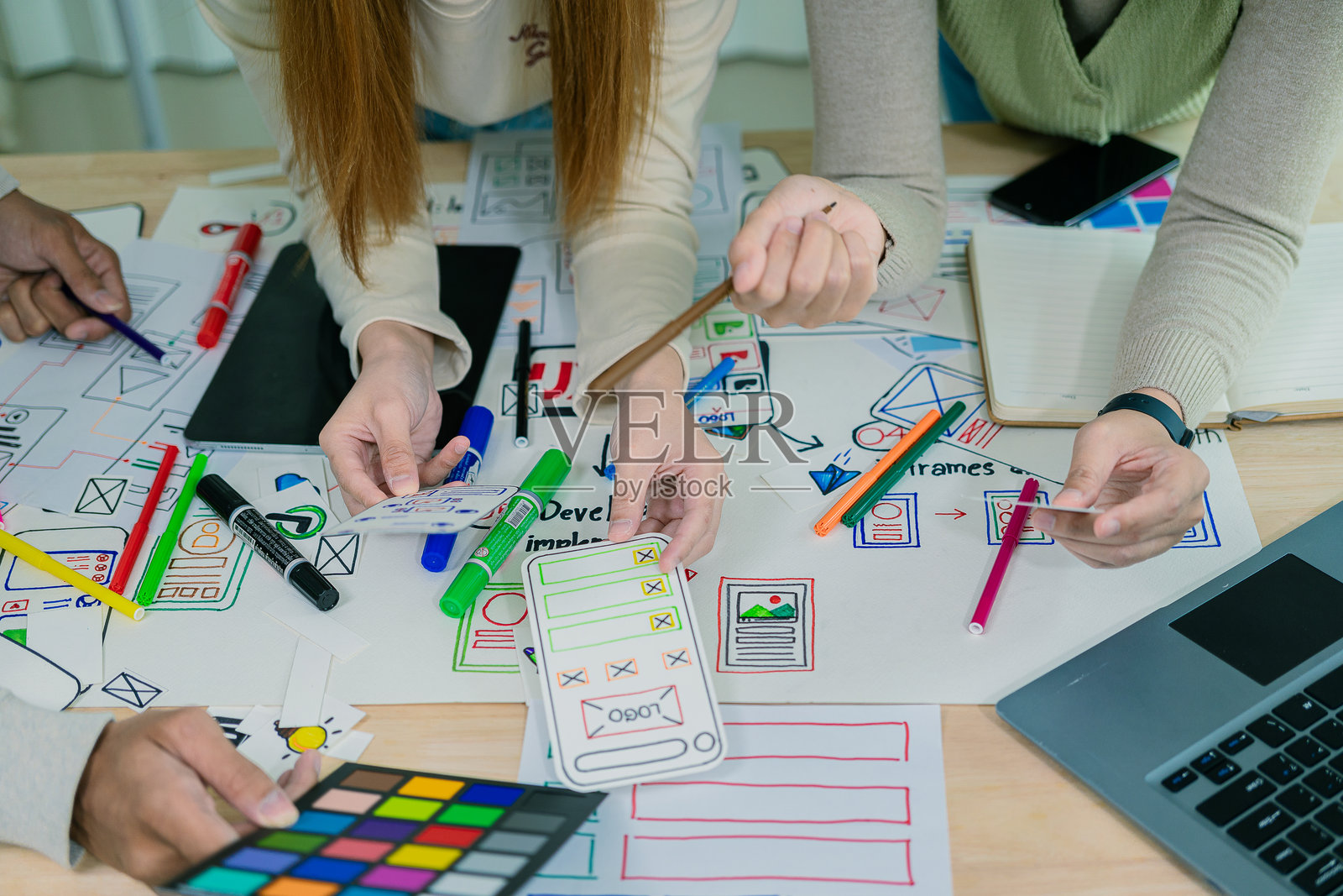 UX/UI设计师讨论并头脑风暴网站和移动应用原型的布局，专注于网站和应用设计创意。特写镜头。照片摄影图片