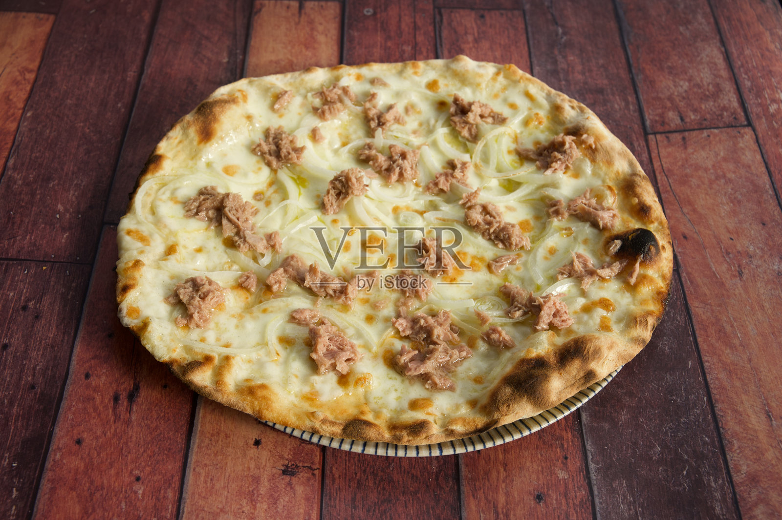 一块上面有肉和洋葱的披萨照片摄影图片