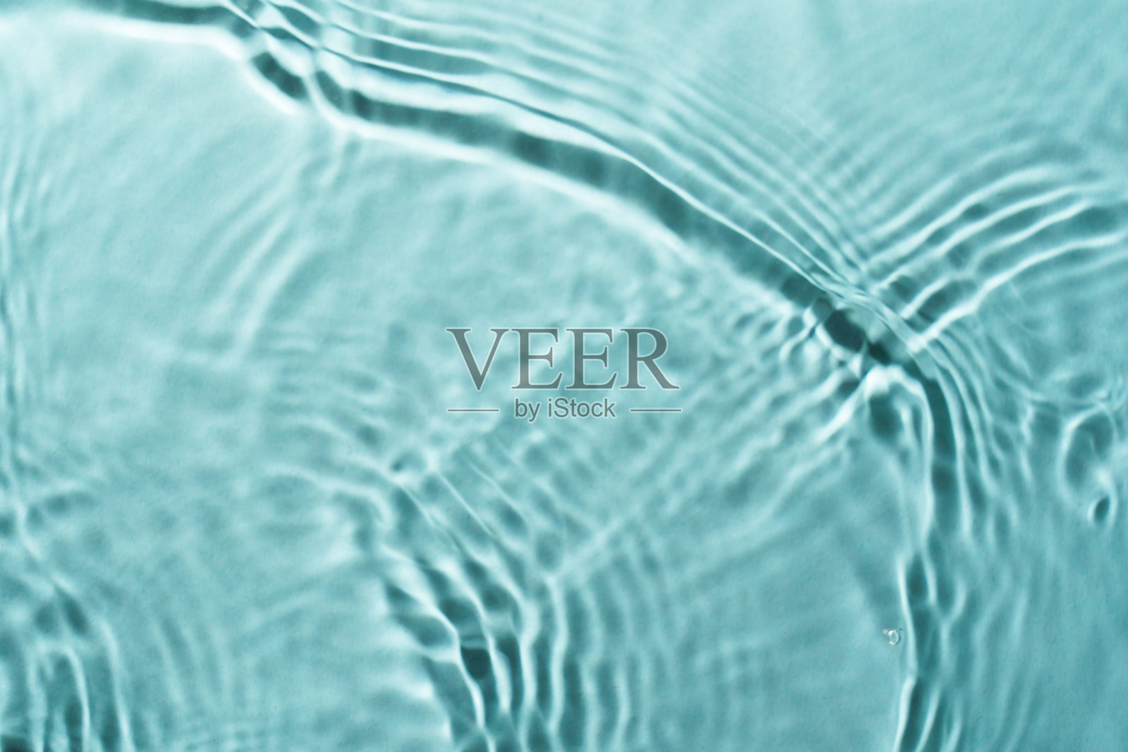 蓝色背景上的水波。俯视图，留有空白区域。照片摄影图片