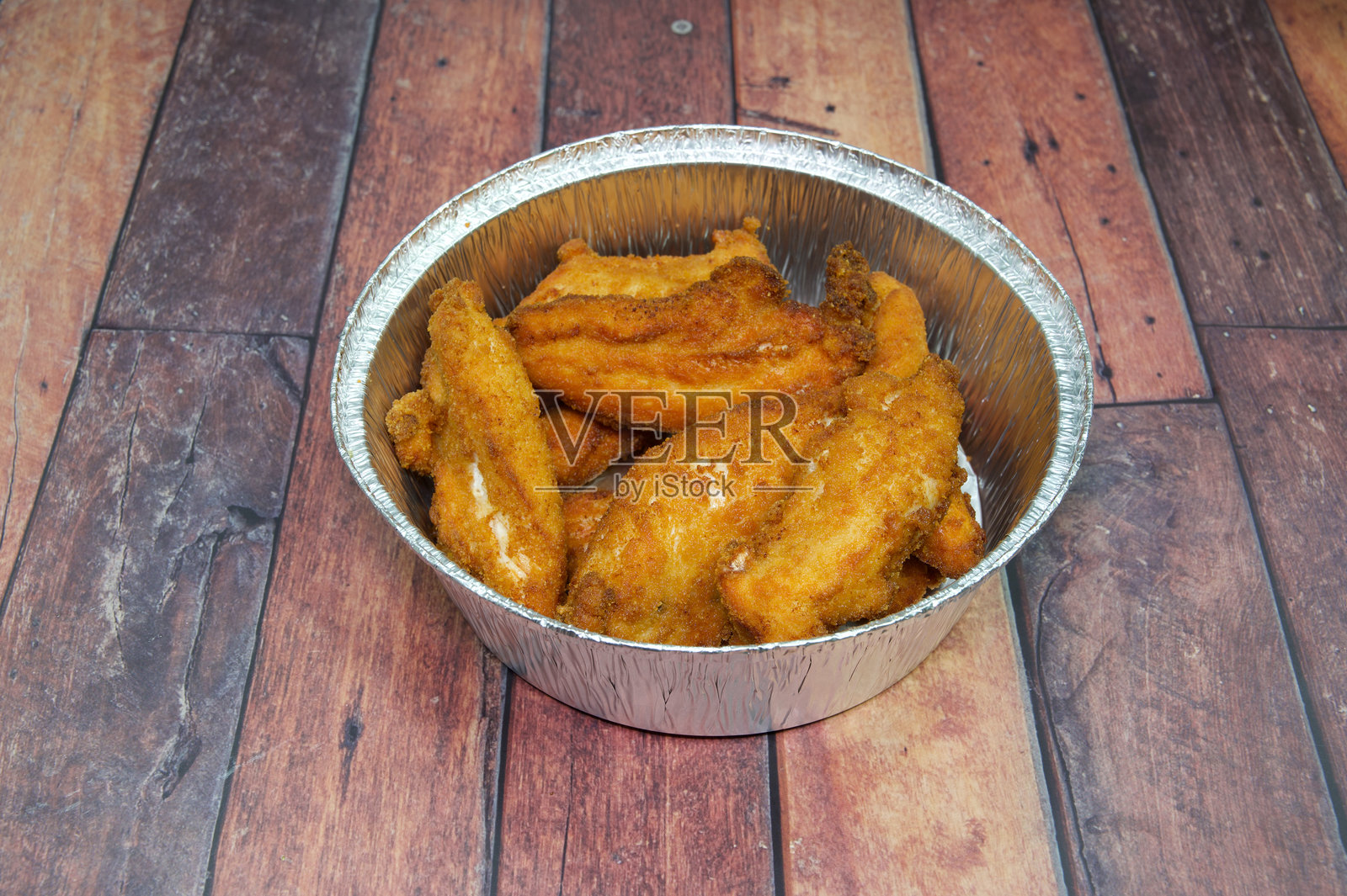 一碗炸鸡放在木桌上照片摄影图片