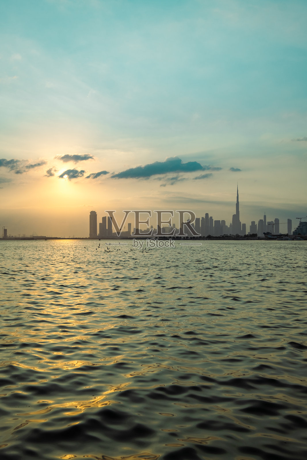 迪拜天际线，来自溪港的迪拜市中心全景，迪拜房地产天际线，市中心景观，标志性的迪拜建筑和高层建筑，迪拜码头天际线照片摄影图片