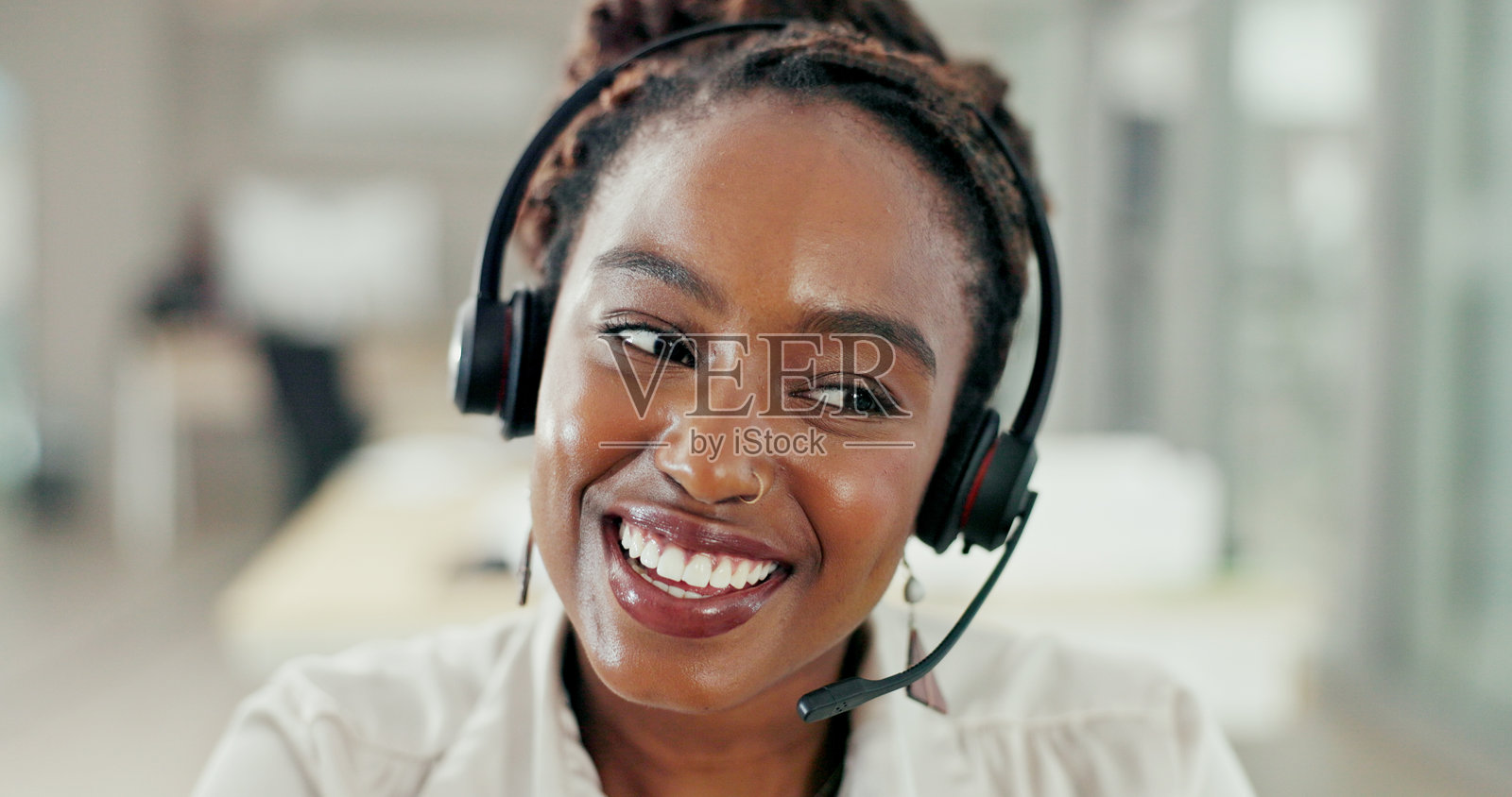 呼叫中心，顾问和黑人女性为客户支持、在线服务和帮助台视频视角。客户关系管理业务建议，联系我们，快乐的女性工作人员佩戴耳机进行电话营销微笑。照片摄影图片