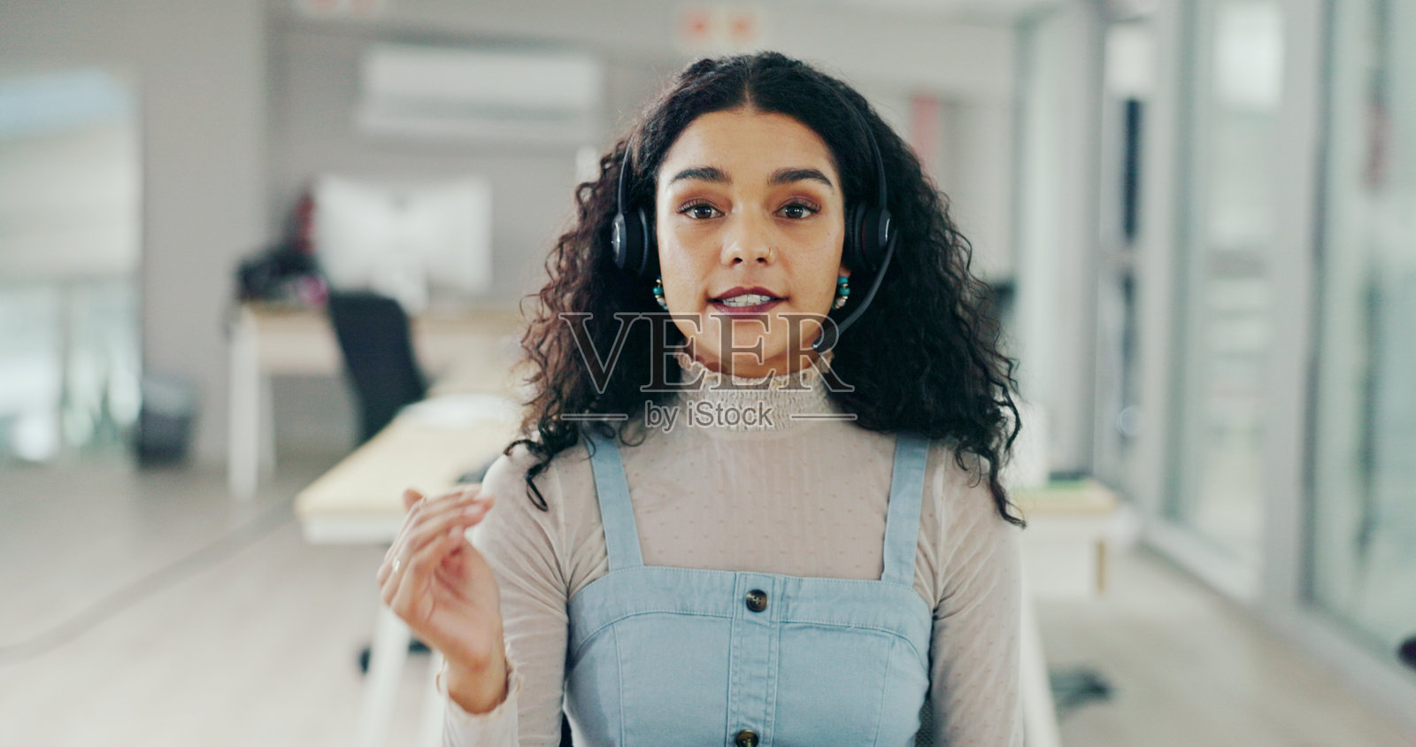 呼叫中心，女性客户支持的解释和肖像，在线服务和咨询视频视角。客户关系管理业务，联系我们，微笑的女性工作人员面孔，提供电话营销建议。照片摄影图片