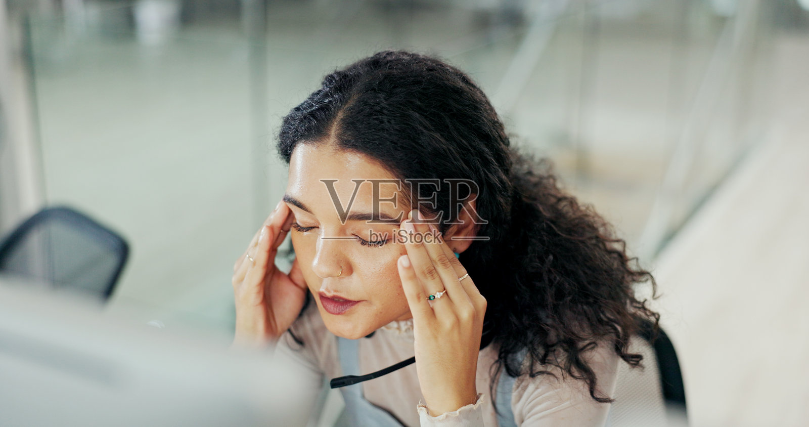 压力、头痛和疲惫的女性在呼叫中心办公室，因销售压力而感到生病或精疲力竭。电话营销工作、偏头痛和与客户投诉、错误或脑雾相关的商业顾问。照片摄影图片