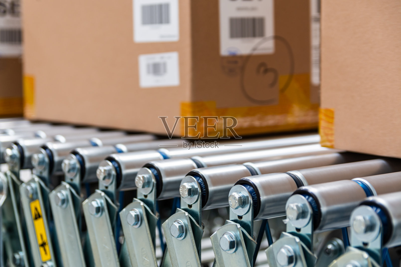 仓库中装有纸箱的输送带系统照片摄影图片