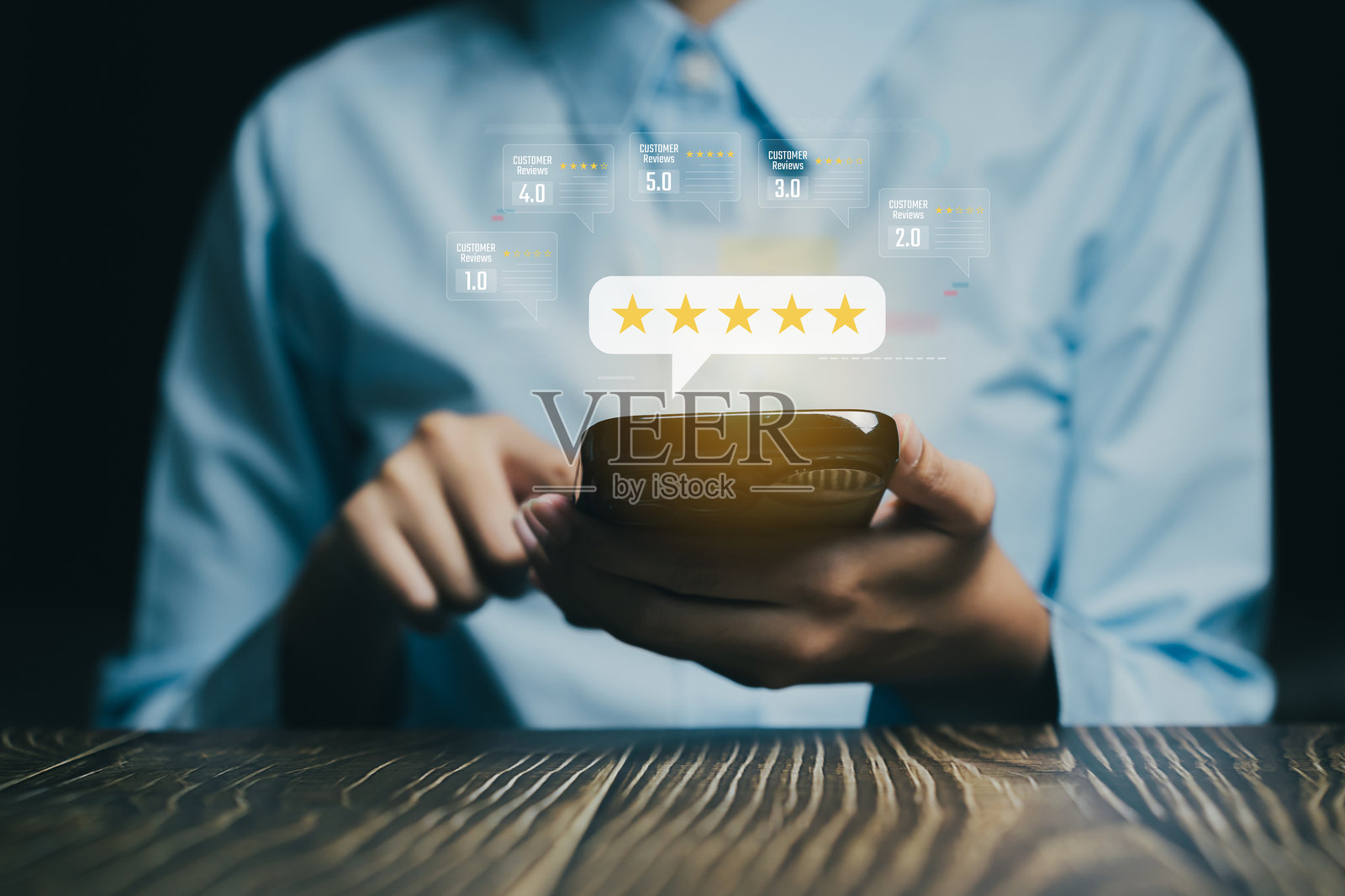 用户评价与评分概念，配有智能手机和五颗星反馈可视化，商业概念照片摄影图片