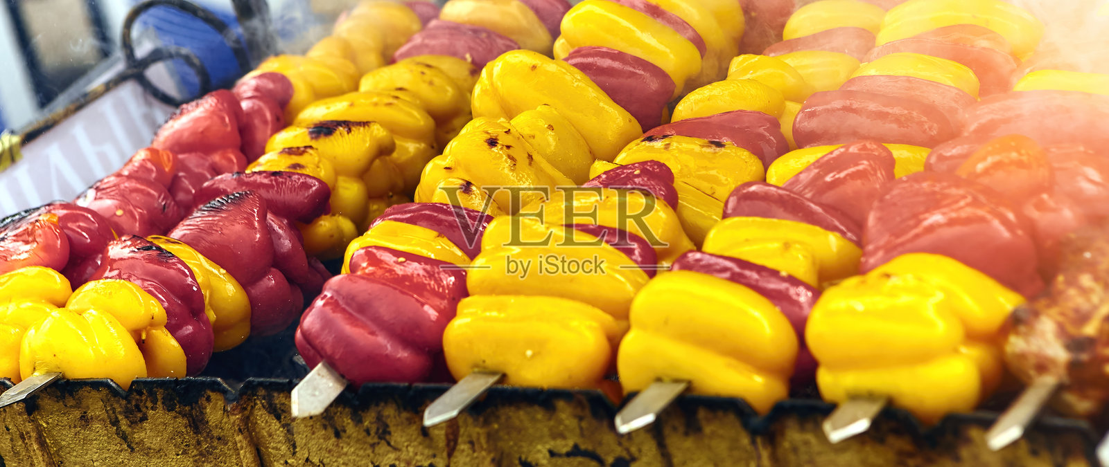 新鲜的红色和黄色甜椒串，准备在后院烧烤照片摄影图片