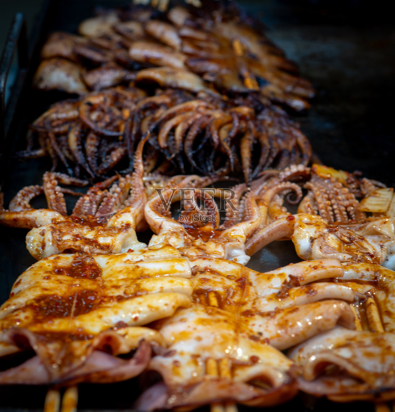 街头小贩的烤鱿鱼照片摄影图片