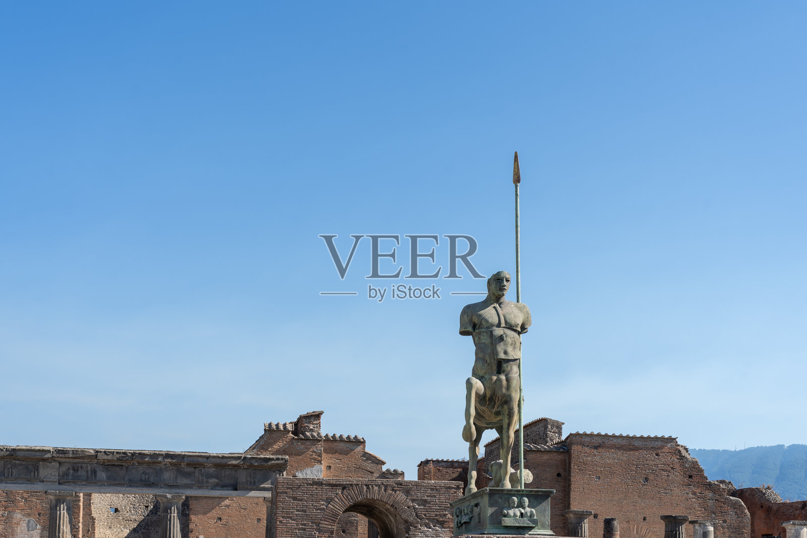 意大利那不勒斯庞贝论坛的米托拉伊的半人马雕像。照片摄影图片