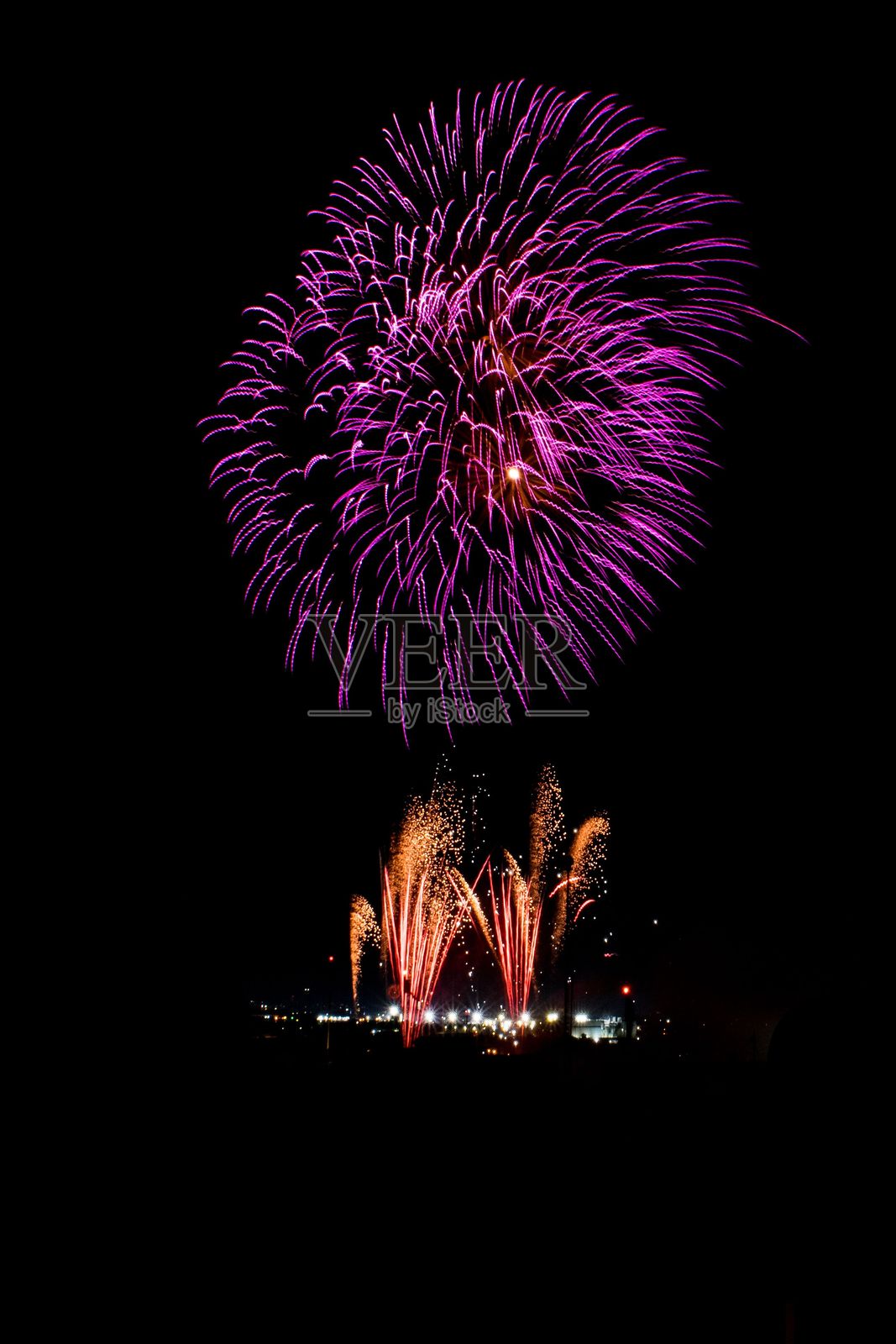 在马耳他哈尔萨菲村的节日庆典中，传统烟花庆祝2023年圣保罗节。照片摄影图片