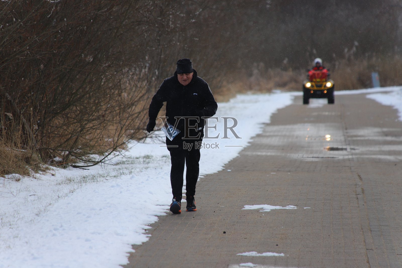 冬季跑步照片摄影图片
